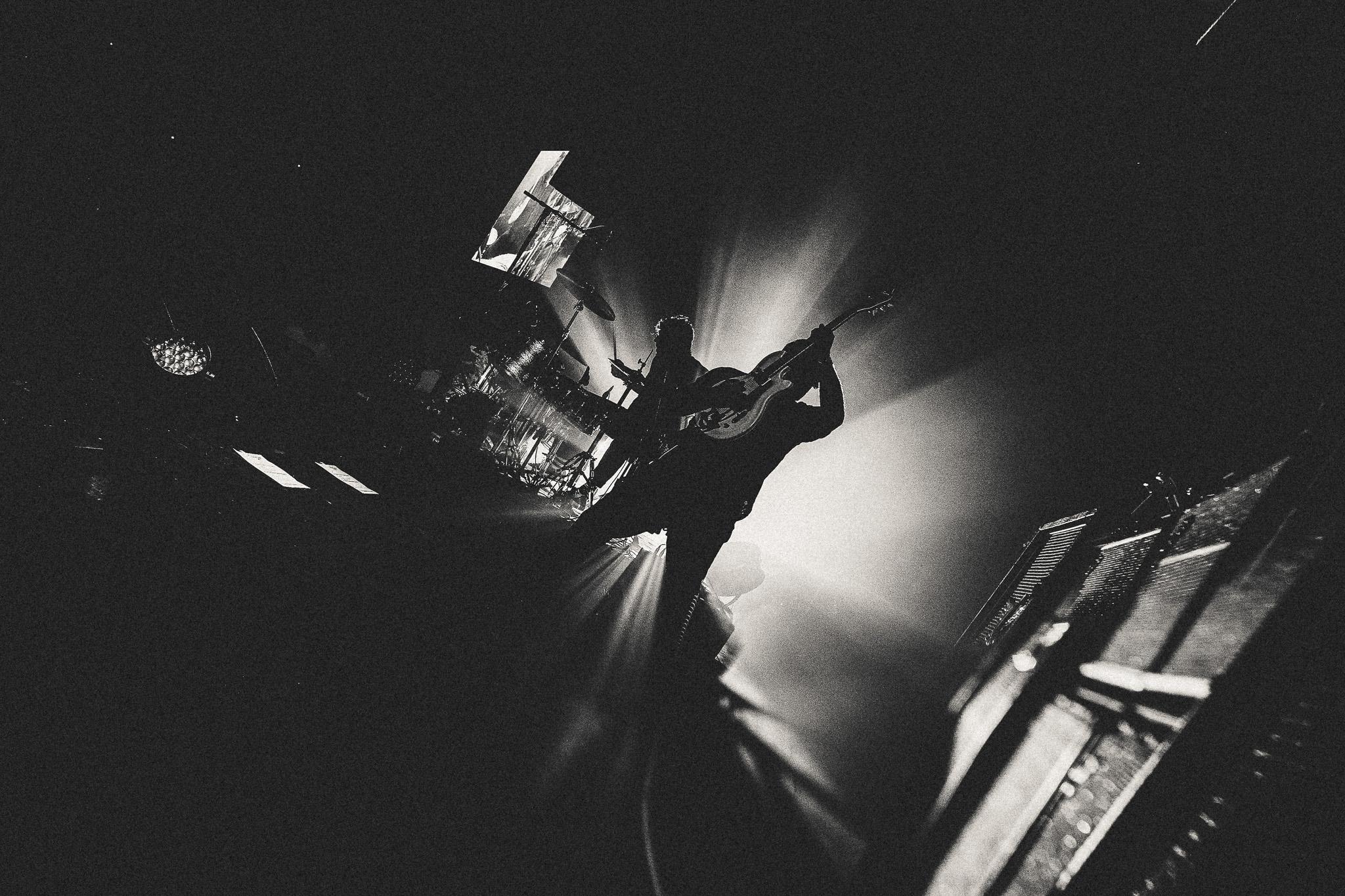 The Black Keys "Shadow" aufgenommen in Tel Aviv Israel 2023, signierte Abzüge in limitierter Auflage vom offiziellen The Black Keys Fotografen Larry Niehues. 

Die Beziehung zwischen den Black Keys und Larry Niehues begann durch die gemeinsame Liebe
