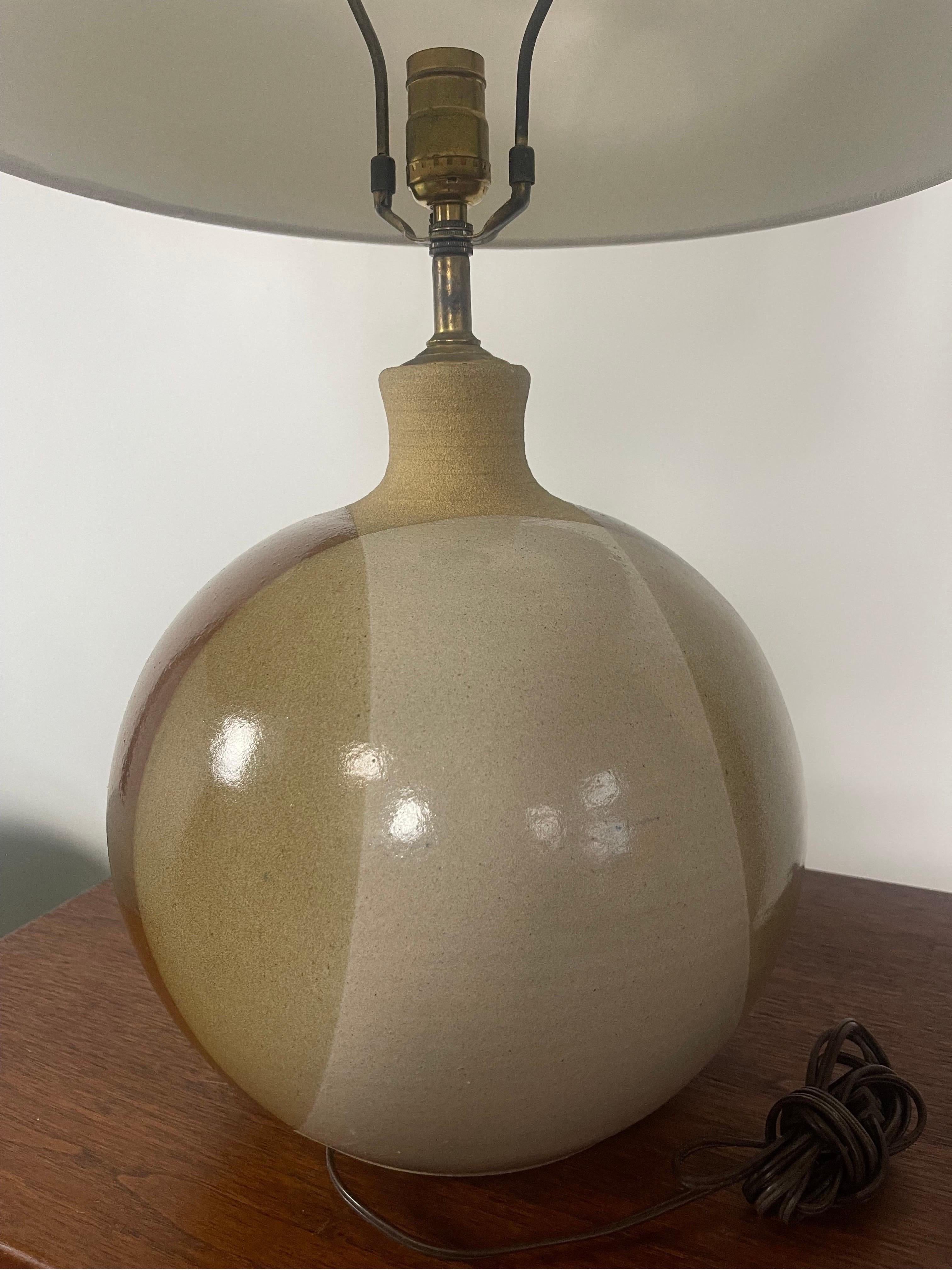 Mid-Century Modern Larry Terry Brown Ceramic Table Lamp For Sale