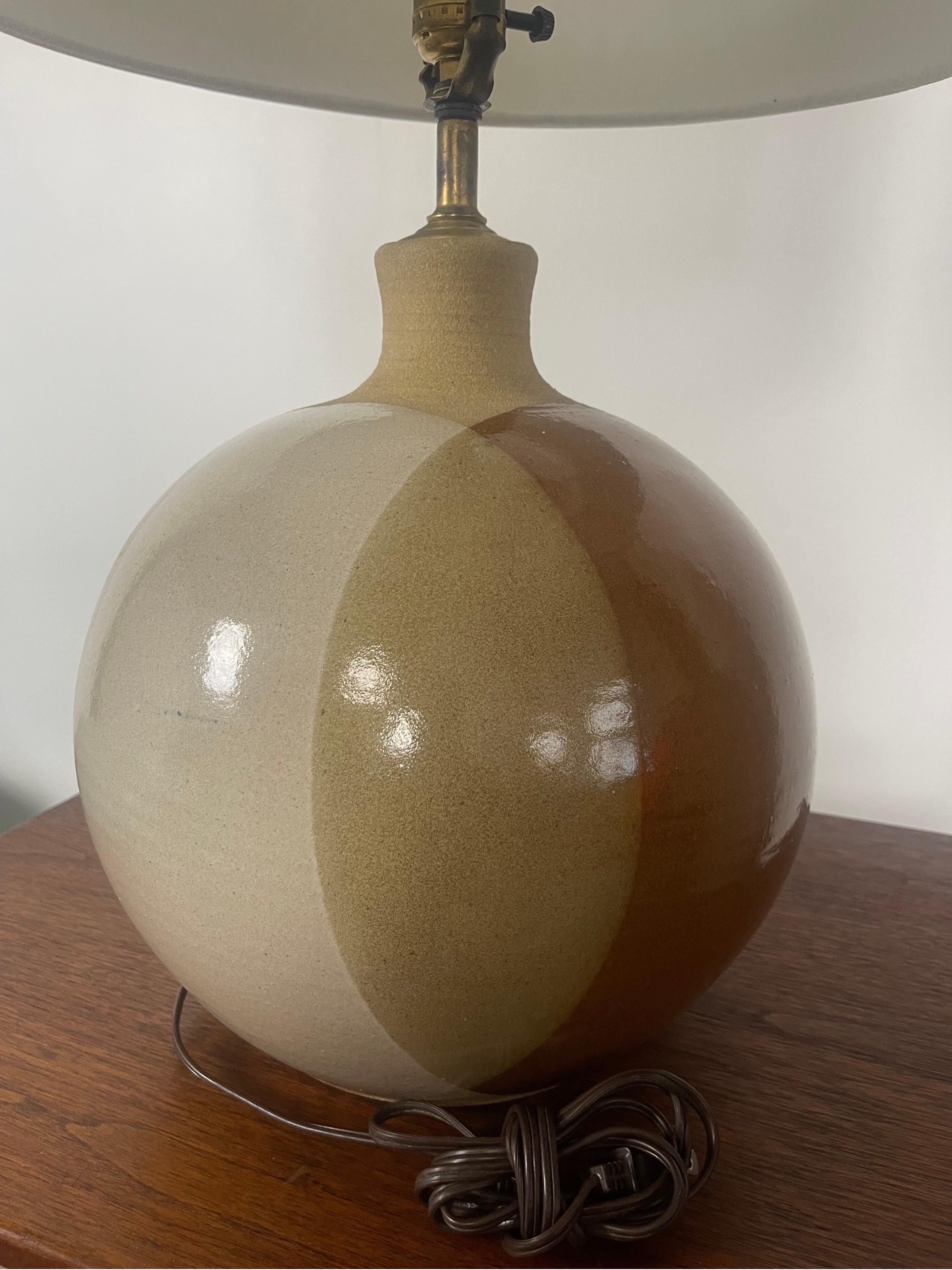 Larry Terry Brown Ceramic Table Lamp In Good Condition For Sale In Providence, RI