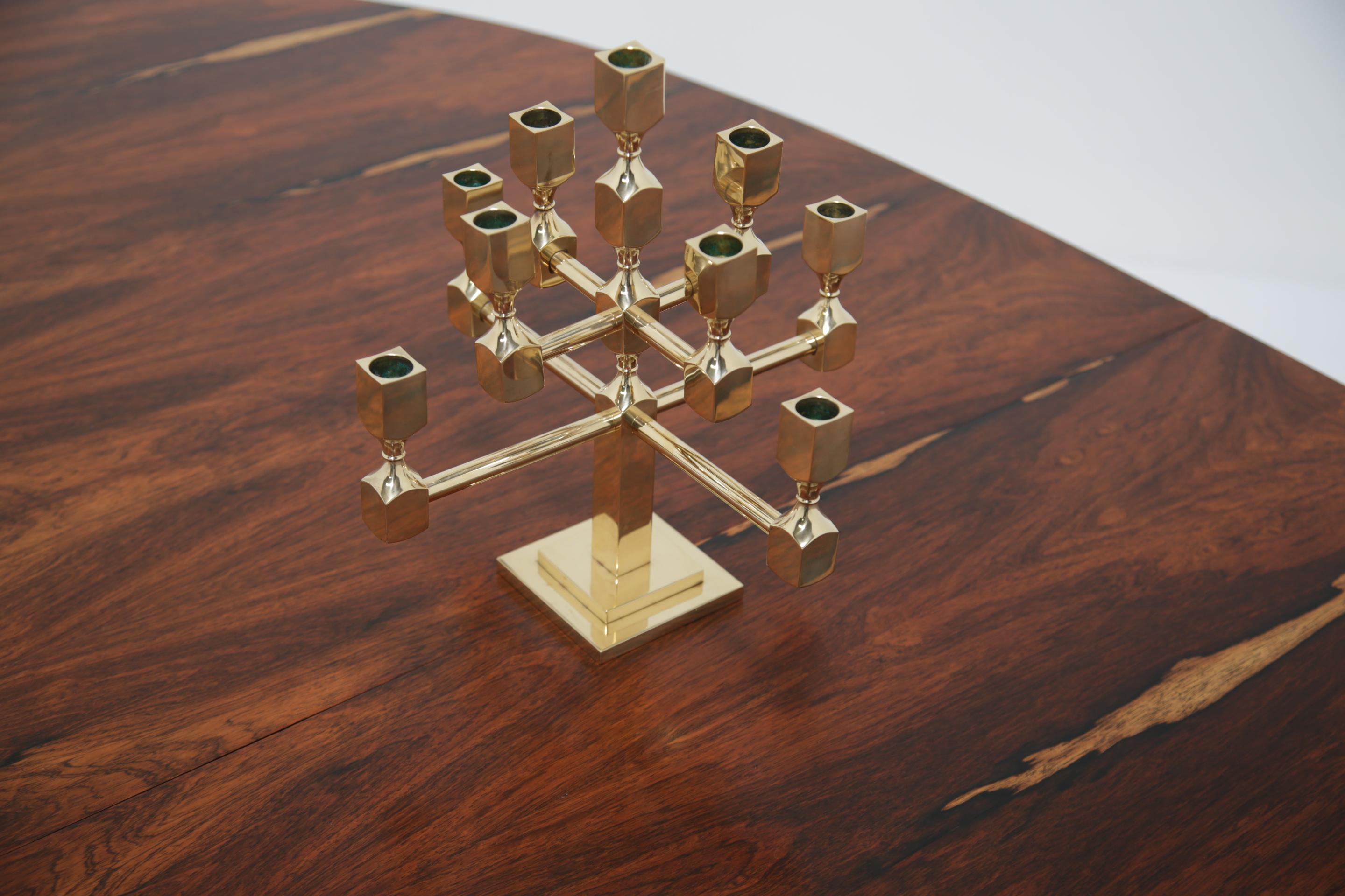 Vintage Brutalist Brass 9-Arm Candelabra - Diese schwere exquisite Messing-Kandelaber ist absolut atemberaubend aus jedem Blickwinkel. Mit seinen 9 Kerzenhaltern ist er der perfekte Mittelpunkt auf Ihrem Esstisch. Er steht auf einem gestuften