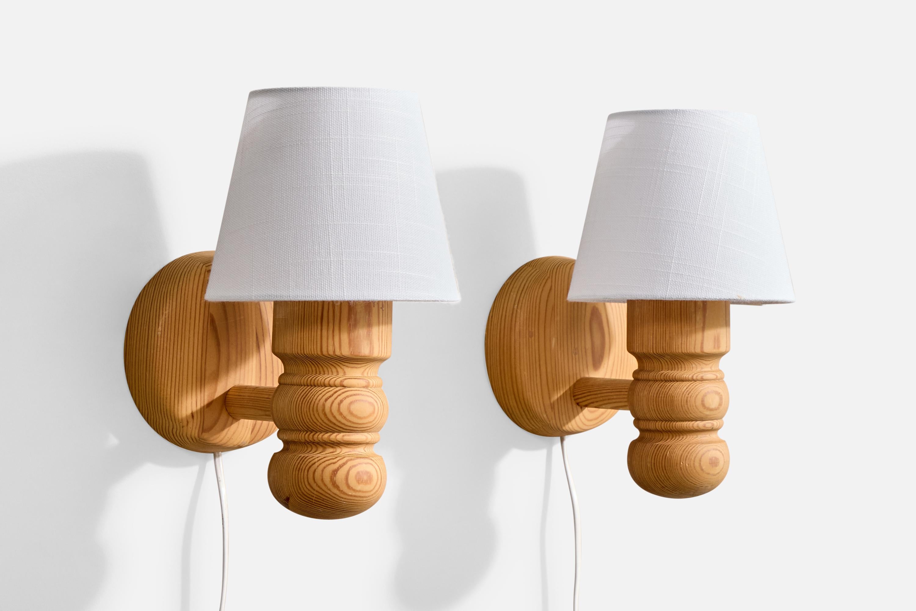 Pareja de apliques de pino y tela blanca diseñados y fabricados por Lars Bessfelt, Suecia, c. 1980.

Dimensiones totales (pulgadas): 10,2