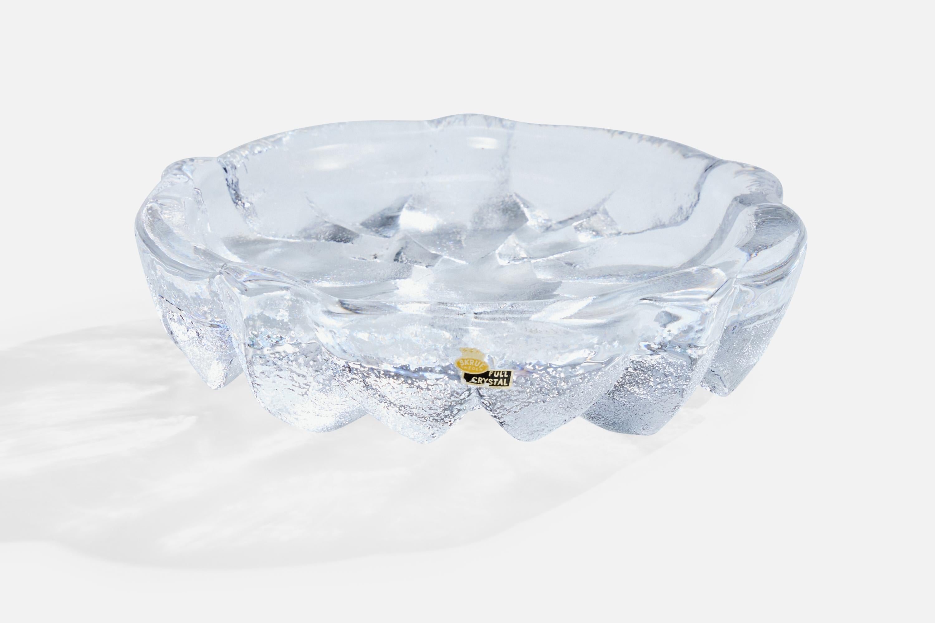 A blown glass dish designed by Lars Hellsten and produced by Skruf, Sweden, c. 1960s.

Overall Dimensions (inches): 2.375