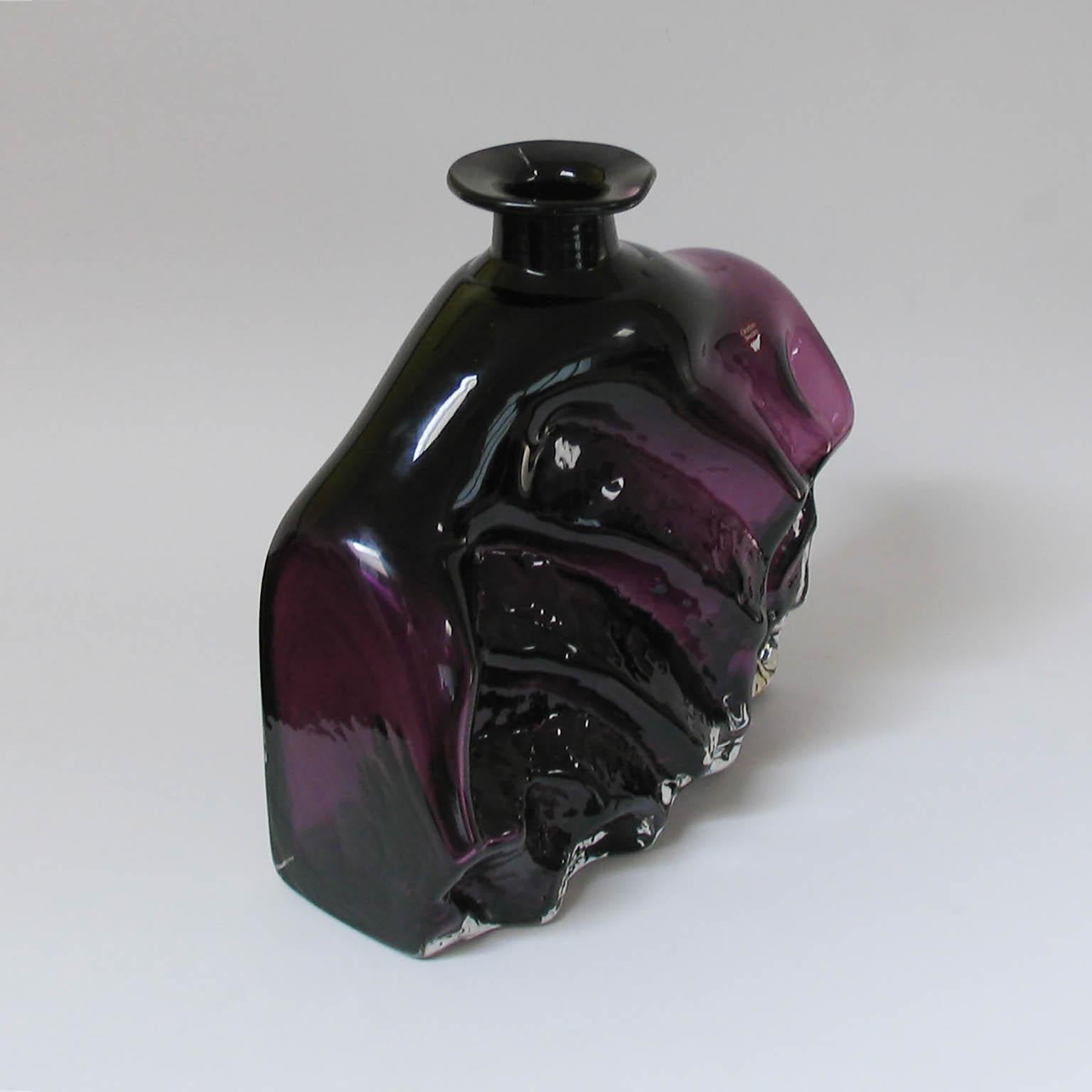 Verre brun Lars Hellsten Orrefors Suède, vase en verre d'art violet signé en vente