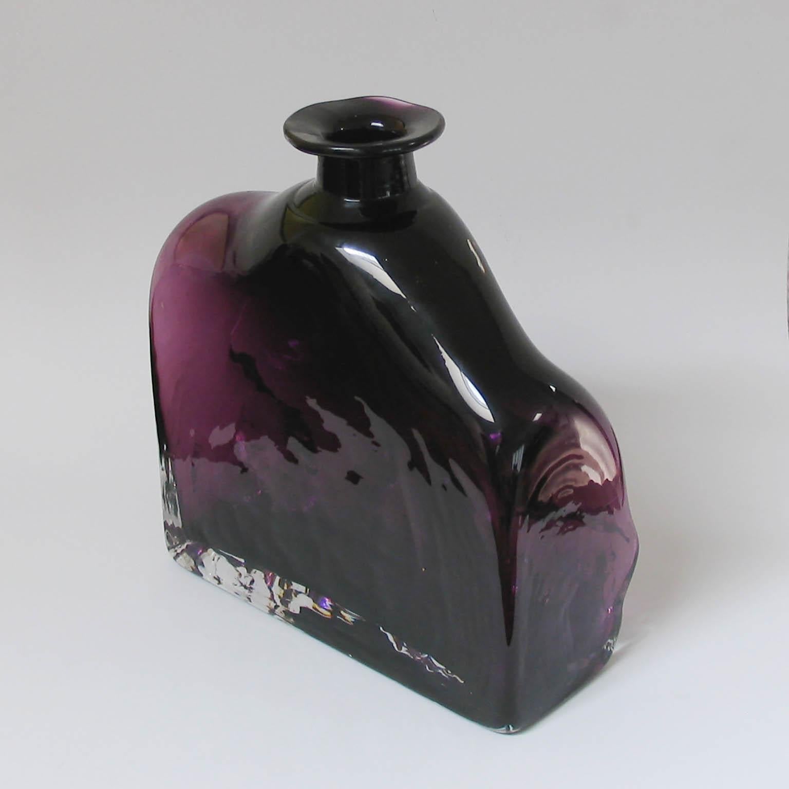 Lars Hellsten Orrefors Suède, vase en verre d'art violet signé en vente 1