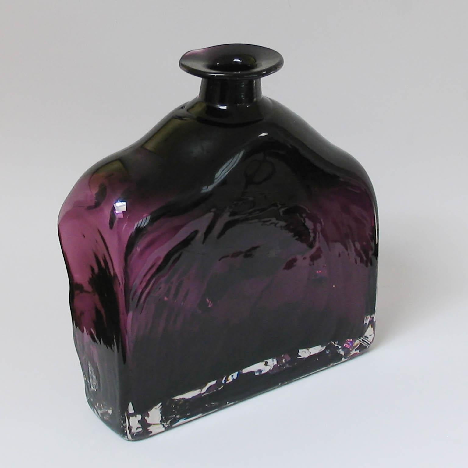 Lars Hellsten Orrefors Suède, vase en verre d'art violet signé en vente 2