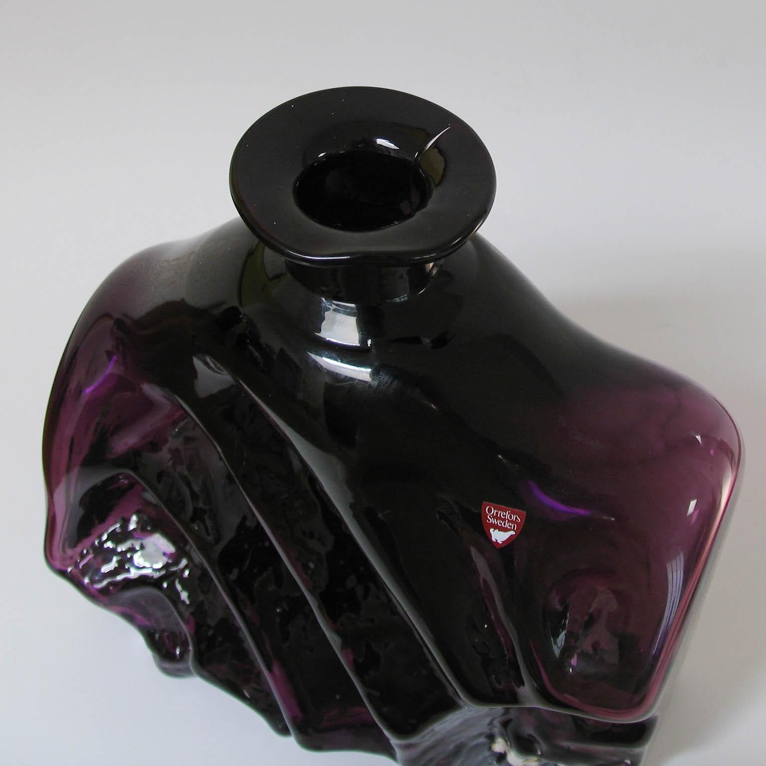 Lars Hellsten Orrefors Suède, vase en verre d'art violet signé en vente 3