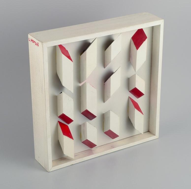 Lars Hofsjö. Swedish artist.
Unique wall relief in wood.
Painted wooden blocks in white, black and red painted on plate.
Approx. 1970s.
In excellent condition.
Dimensions: D 30.0 x D 7.0 cm.



