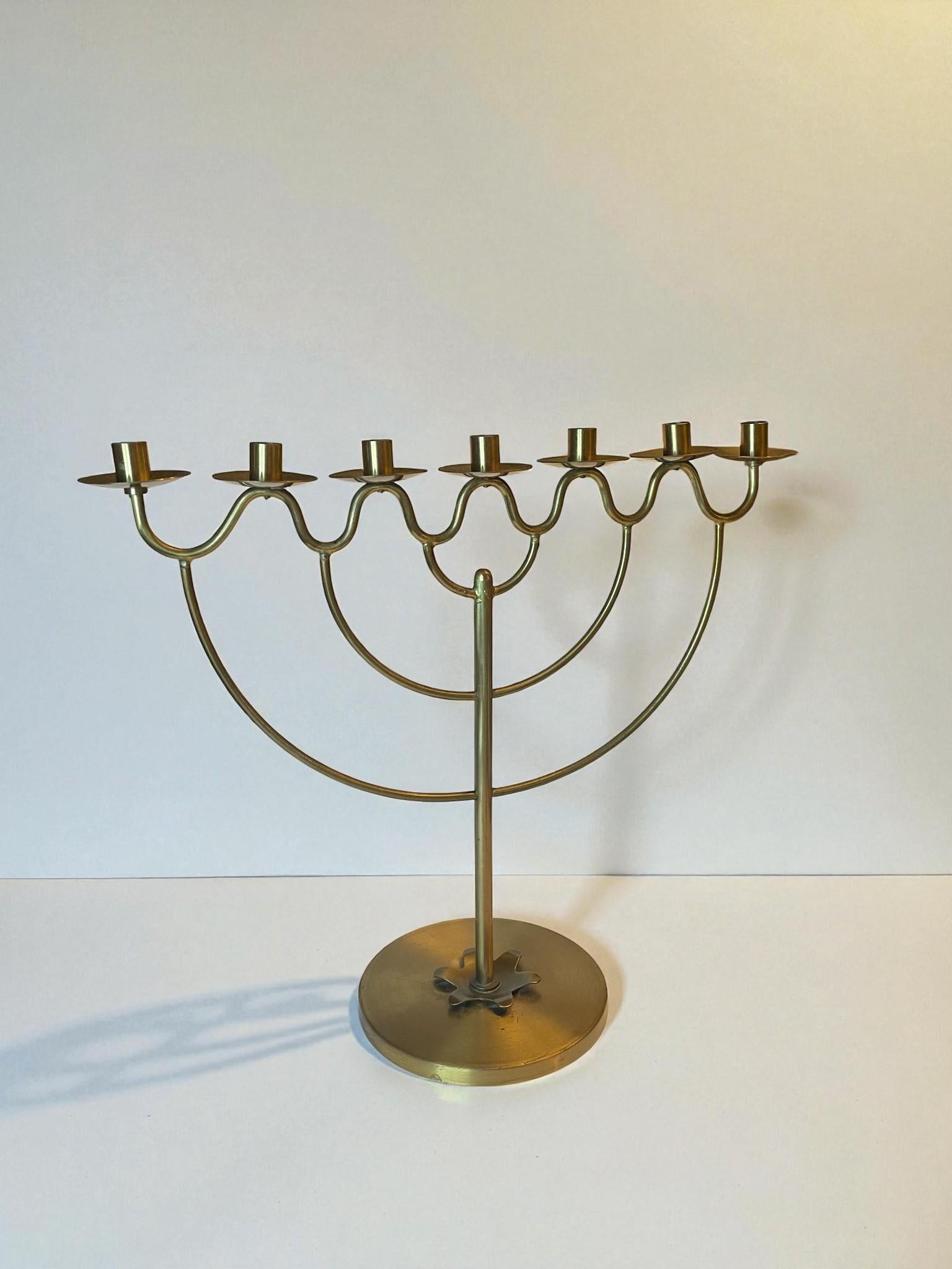 Scandinavo moderno Lars Holmström Candelabro a sette luci in ottone, Arvika Konsthantverk, Svezia, 1950 in vendita