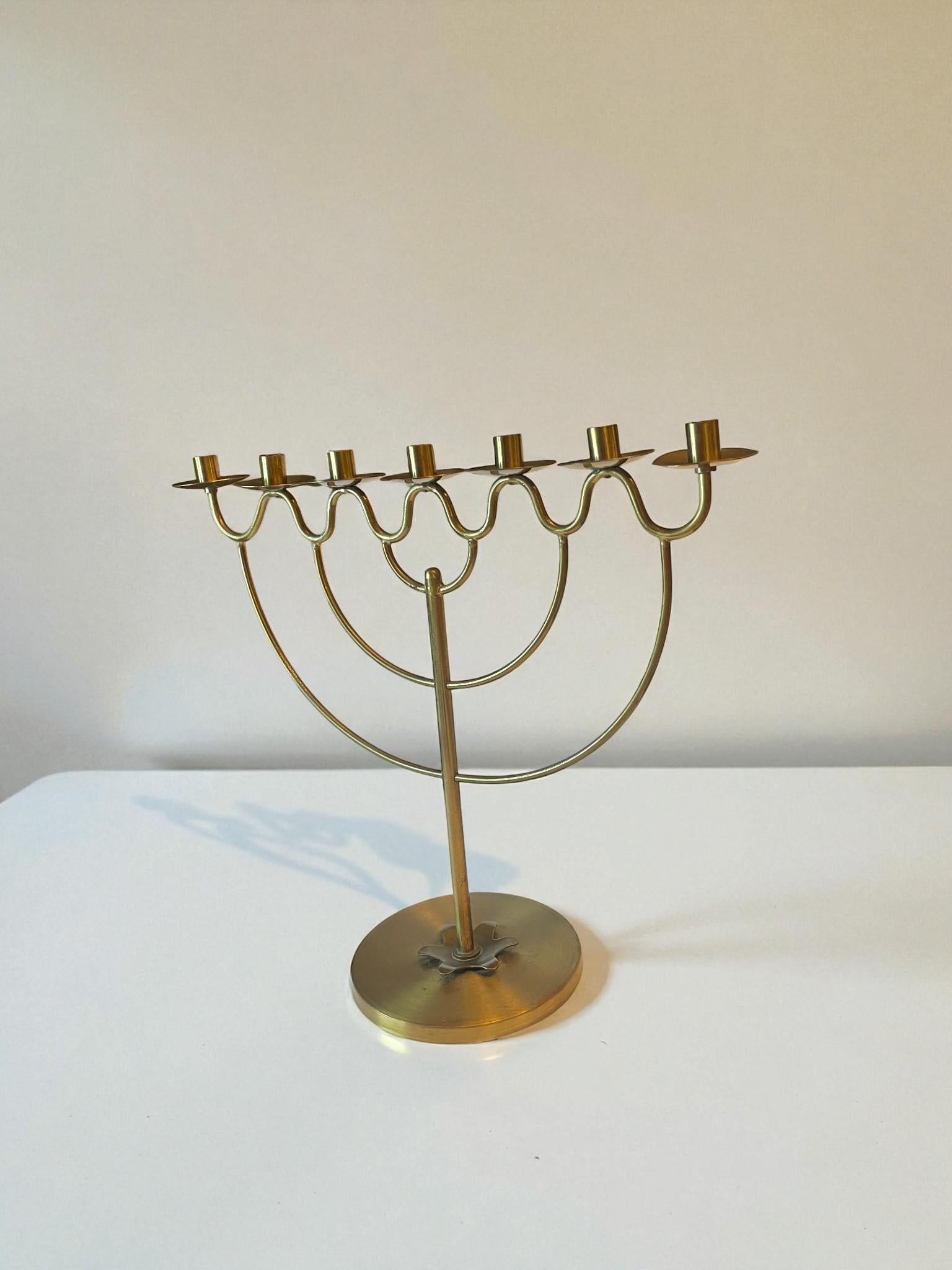 Svedese Lars Holmström Candelabro a sette luci in ottone, Arvika Konsthantverk, Svezia, 1950 in vendita