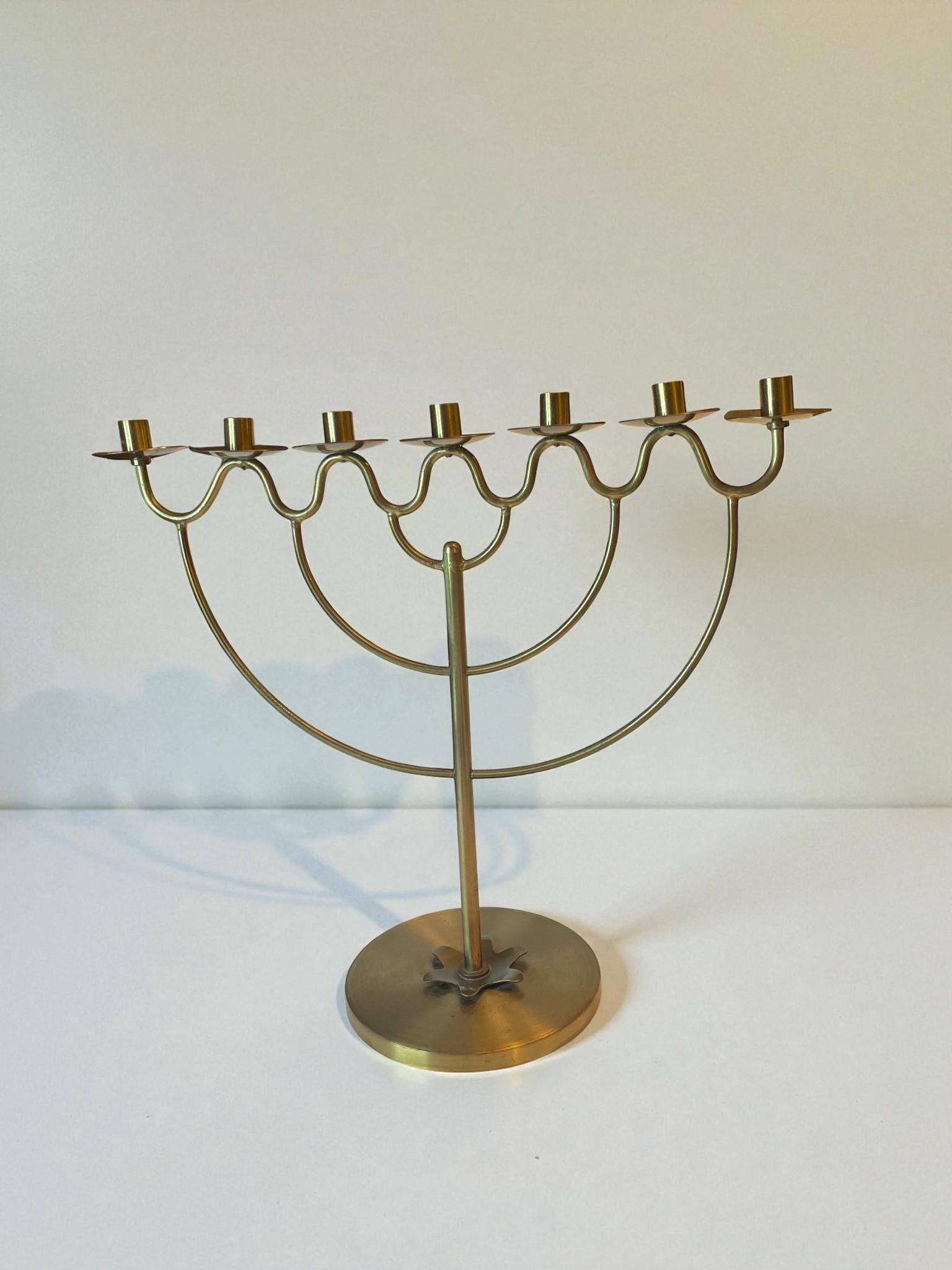 Lars Holmström Candelabro a sette luci in ottone, Arvika Konsthantverk, Svezia, 1950 In condizioni buone in vendita a Stockholm, SE