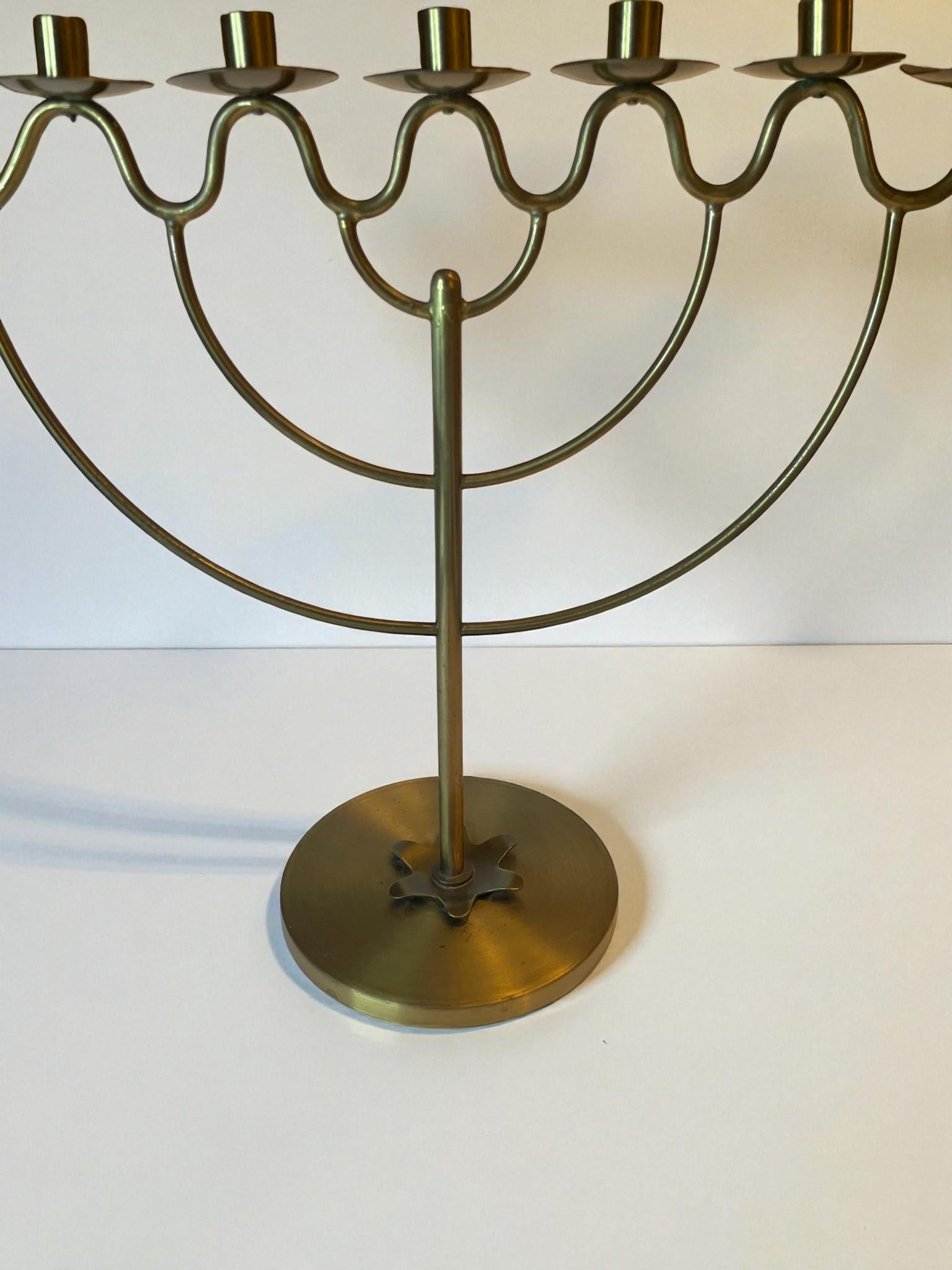 Metà XX secolo Lars Holmström Candelabro a sette luci in ottone, Arvika Konsthantverk, Svezia, 1950 in vendita