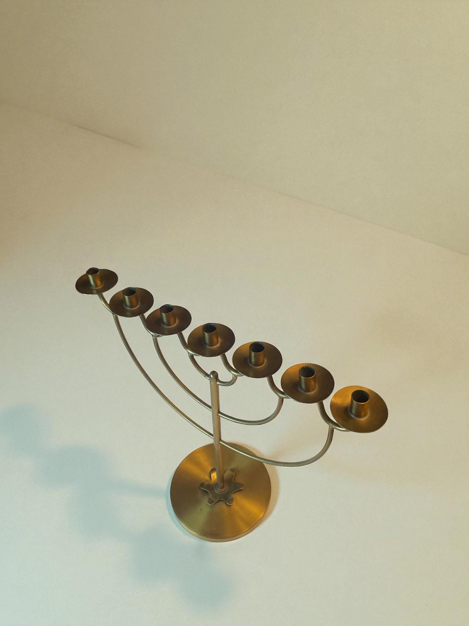 Ottone Lars Holmström Candelabro a sette luci in ottone, Arvika Konsthantverk, Svezia, 1950 in vendita