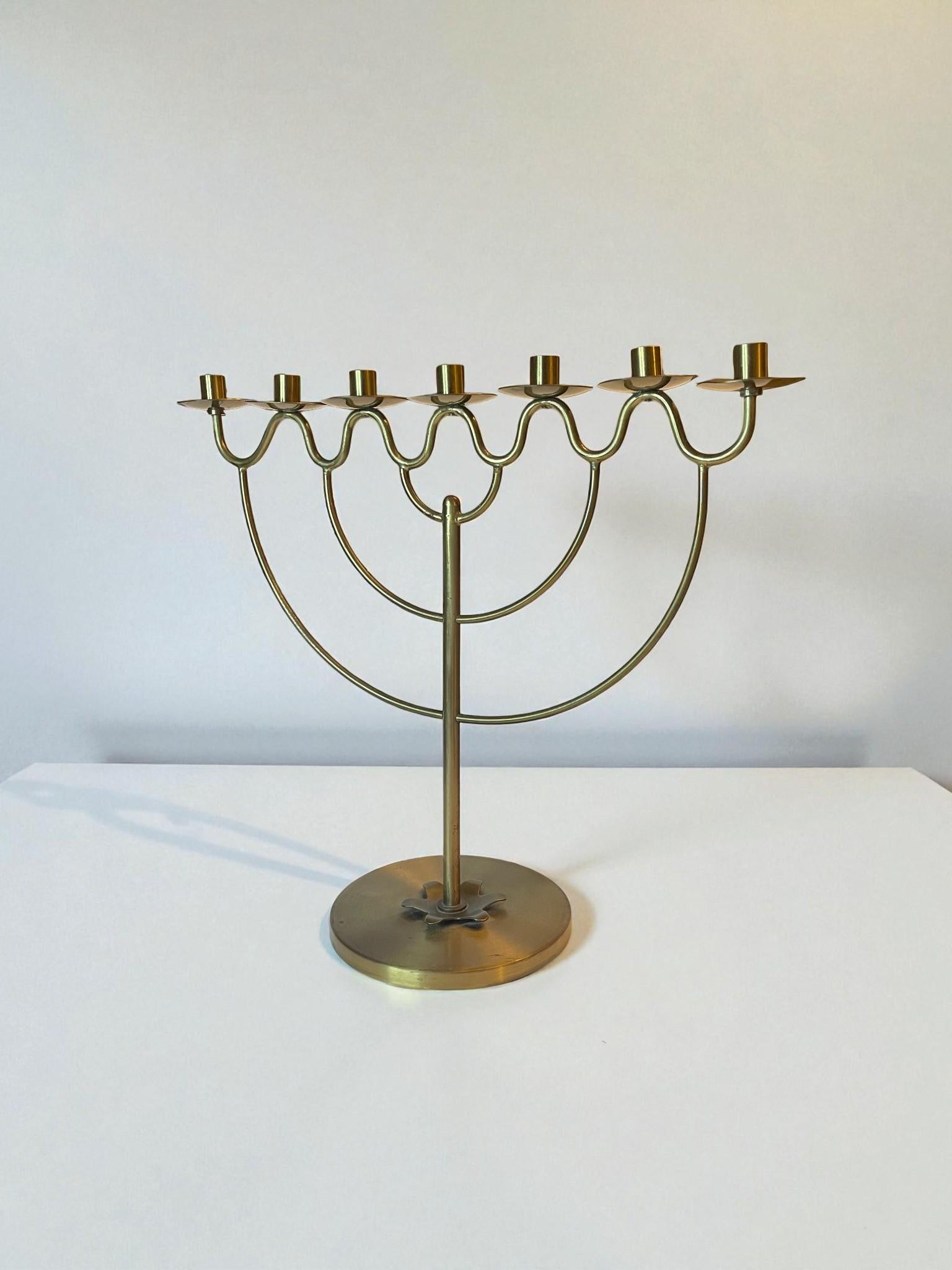 Lars Holmström Candelabro a sette luci in ottone, Arvika Konsthantverk, Svezia, 1950 in vendita 1