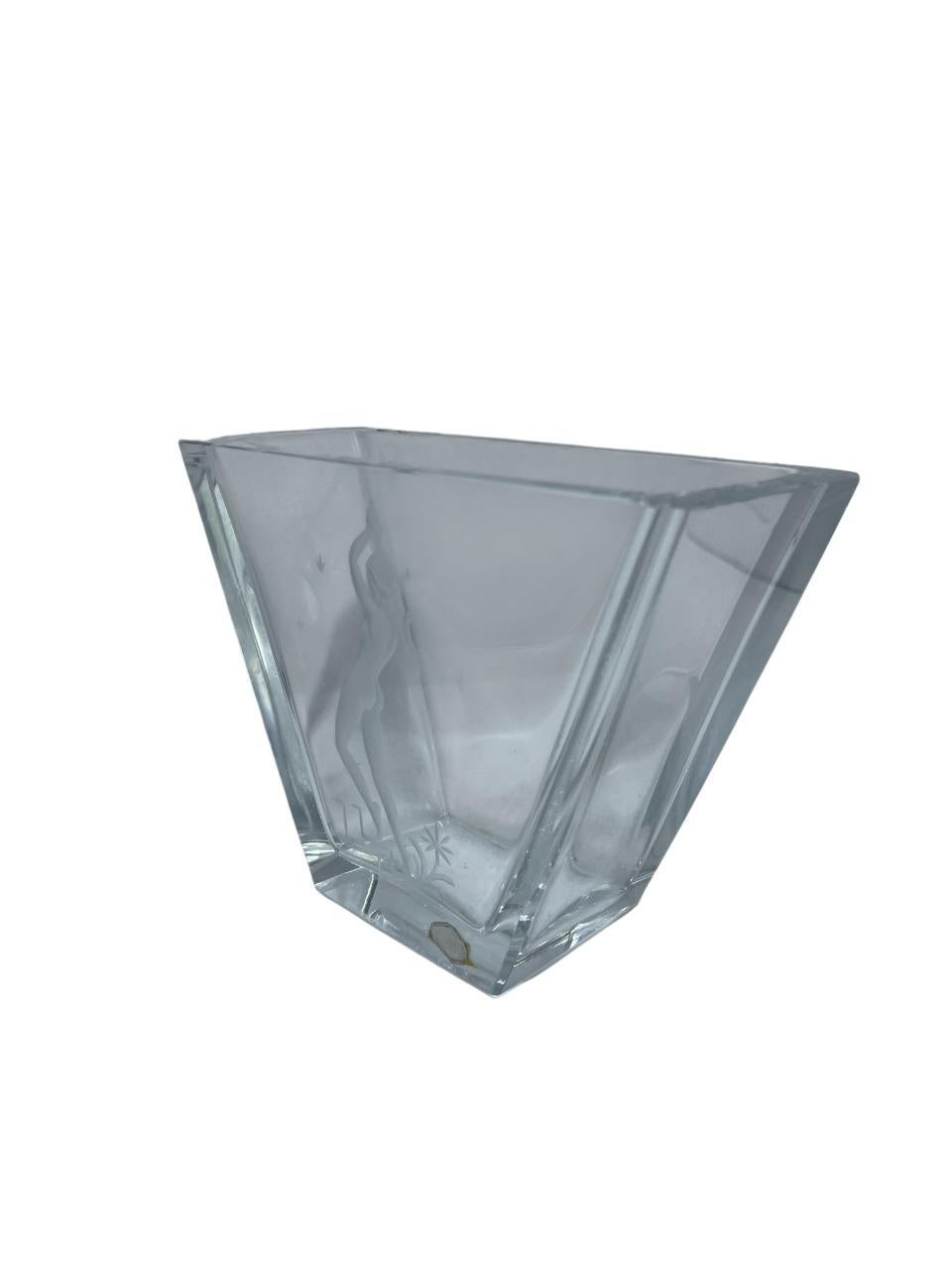 Un sorprendente vaso in vetro Art Déco disegnato dall'artista svedese Lars Kjellander per Kosta Glasbruk. Questo vaso di cristallo trapezoidale presenta un motivo splendidamente inciso di una figura femminile nuda in una posa aggraziata, circondata