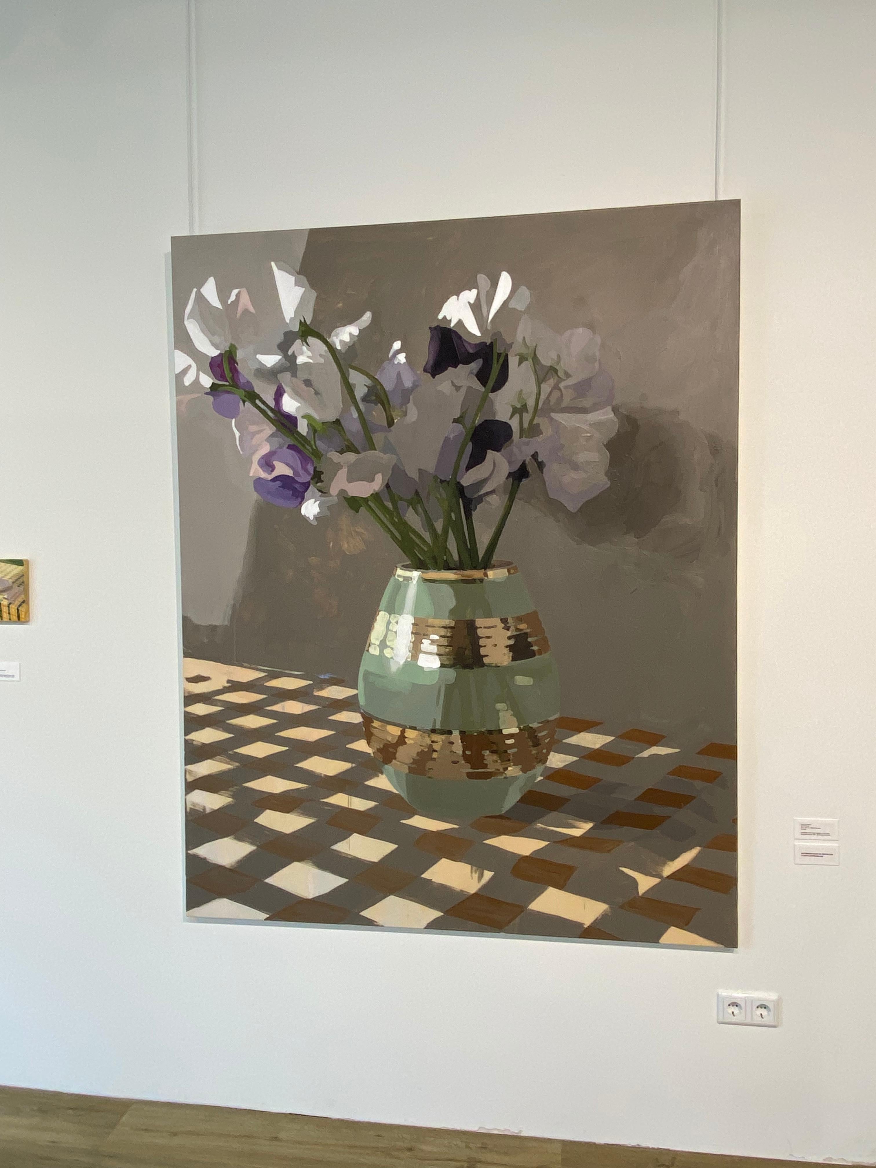 Lathyrus in Vase- 21. Jahrhundert Contemporary Dutch  Stillleben-Ölgemälde  (Grau), Still-Life Painting, von Lars van Wieren