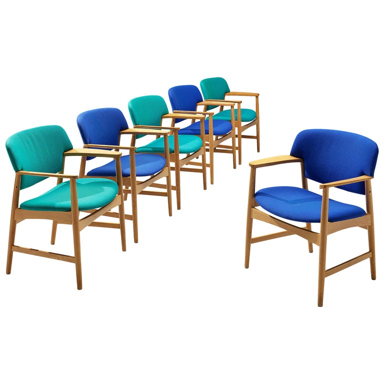 Einar Larsen & Aksel Bender-Madsen for Fritz Hansen, armchairs, model 4205, blue and turquoise upholstery, oak, Denmark, 1950s

These wide dining chairs are executed with a rounded back. The chairs feature a blond oak frame that forms a great color