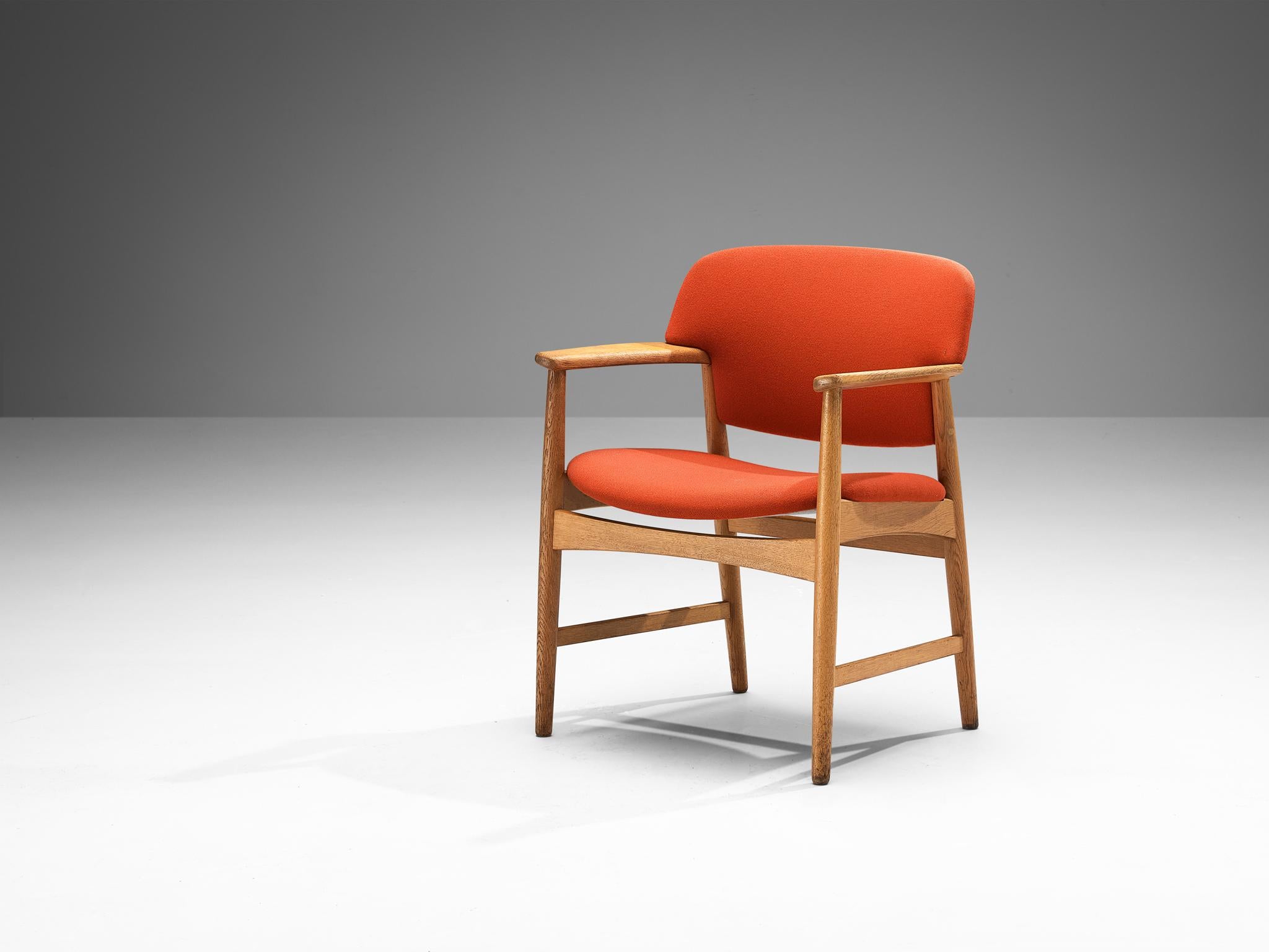 Einar Larsen & Aksel Bender-Madsen for Fritz Hansen, model 4205, orange upholstery, oak, Denmark, 1950s

This wide dining chair is executed with a rounded back. The chair features a blond oak frame and has rounded, soft edges. The interesting thing