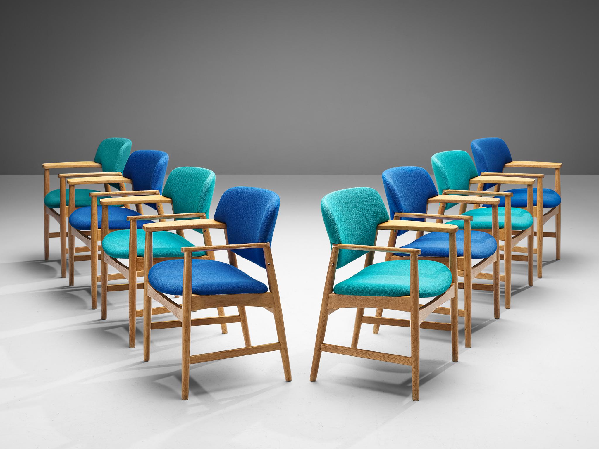 Einar Larsen & Aksel Bender-Madsen for Fritz Hansen, set of eight armchairs, model 4205, blue and turquoise upholstery, oak, Denmark, 1950s

These sculpted dining chairs are executed with a rounded back. The chairs feature a blond oak frame that