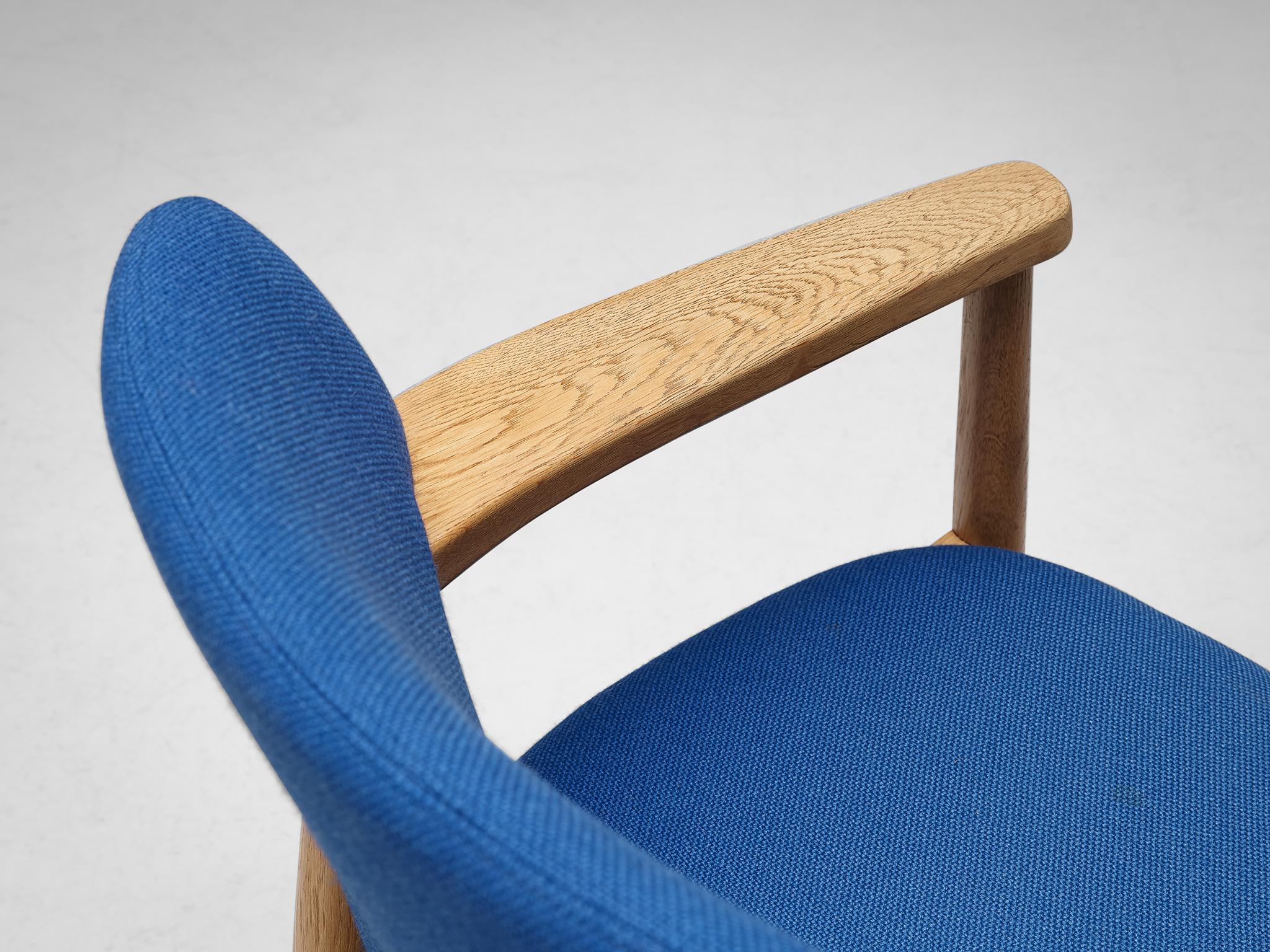 Tissu Ensemble de huit chaises de salle à manger en chêne Larsen & Bender-Madsen pour Fritz Hansen  en vente