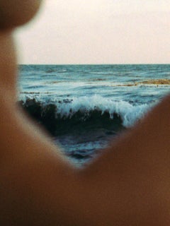 „Brooke (Blaue Wellen)“ Fotografie 30" x 22" Zoll Auflage 2/7 von Larsen Sotelo