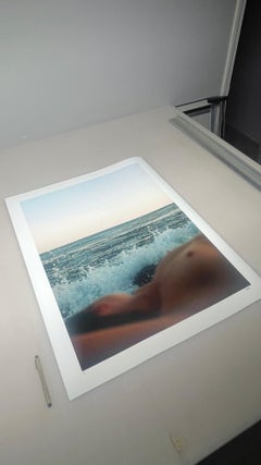 "Brooke (Crashing Waves)" Fotografia 30" x 22" in Ed. 2/7 di Larsen Sotelo