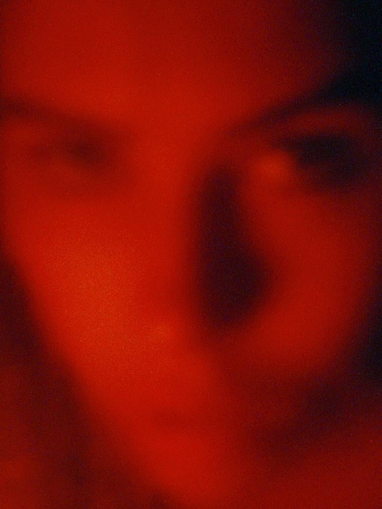 „Caroline (LED)“ Fotografie 40" x 30" in Auflage 2/3 von Larsen Sotelo