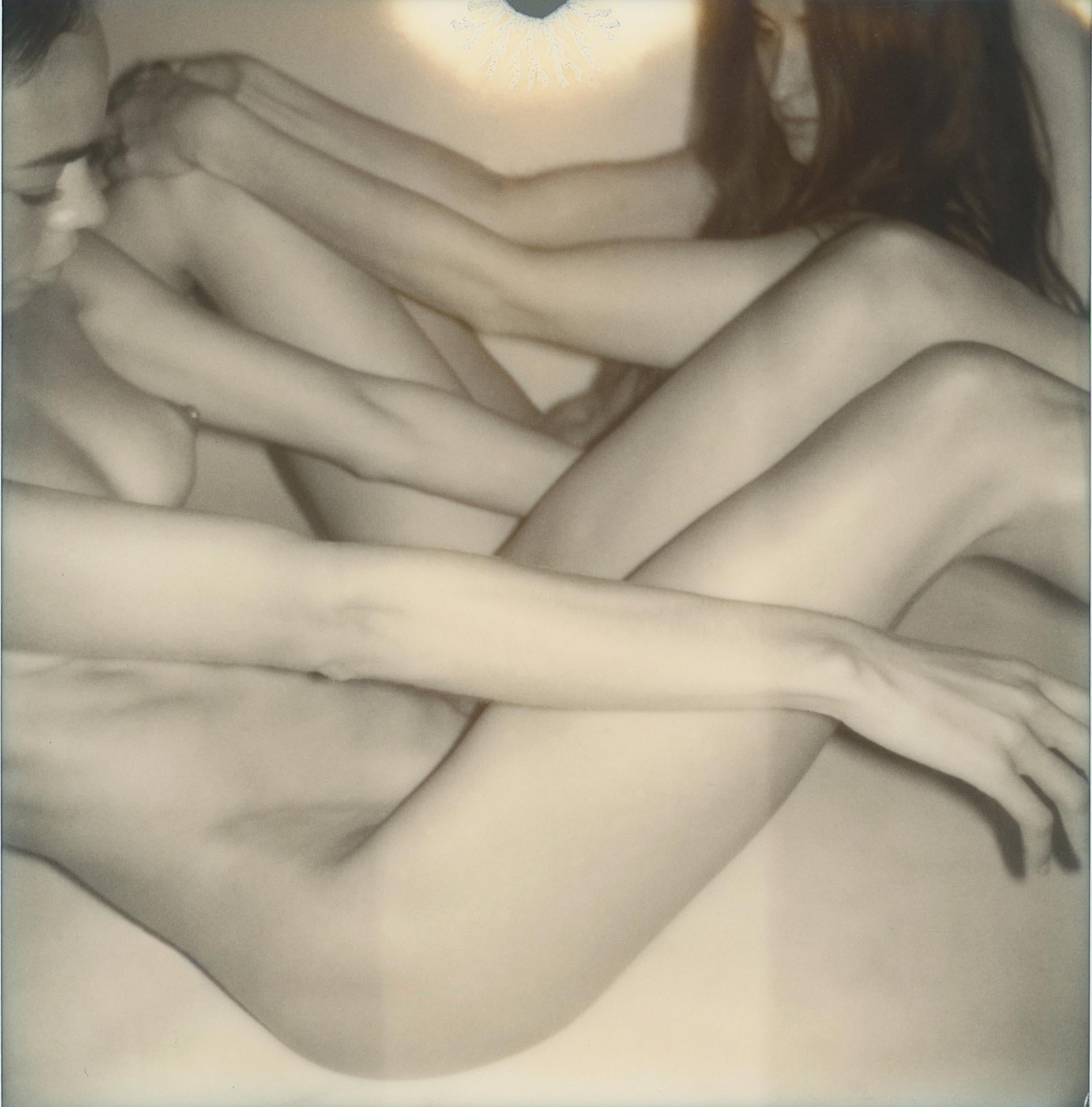 „Pola Girls 18“ (FRAMED) Akt-Polaroidfotografie von Larsen Sotelo  1