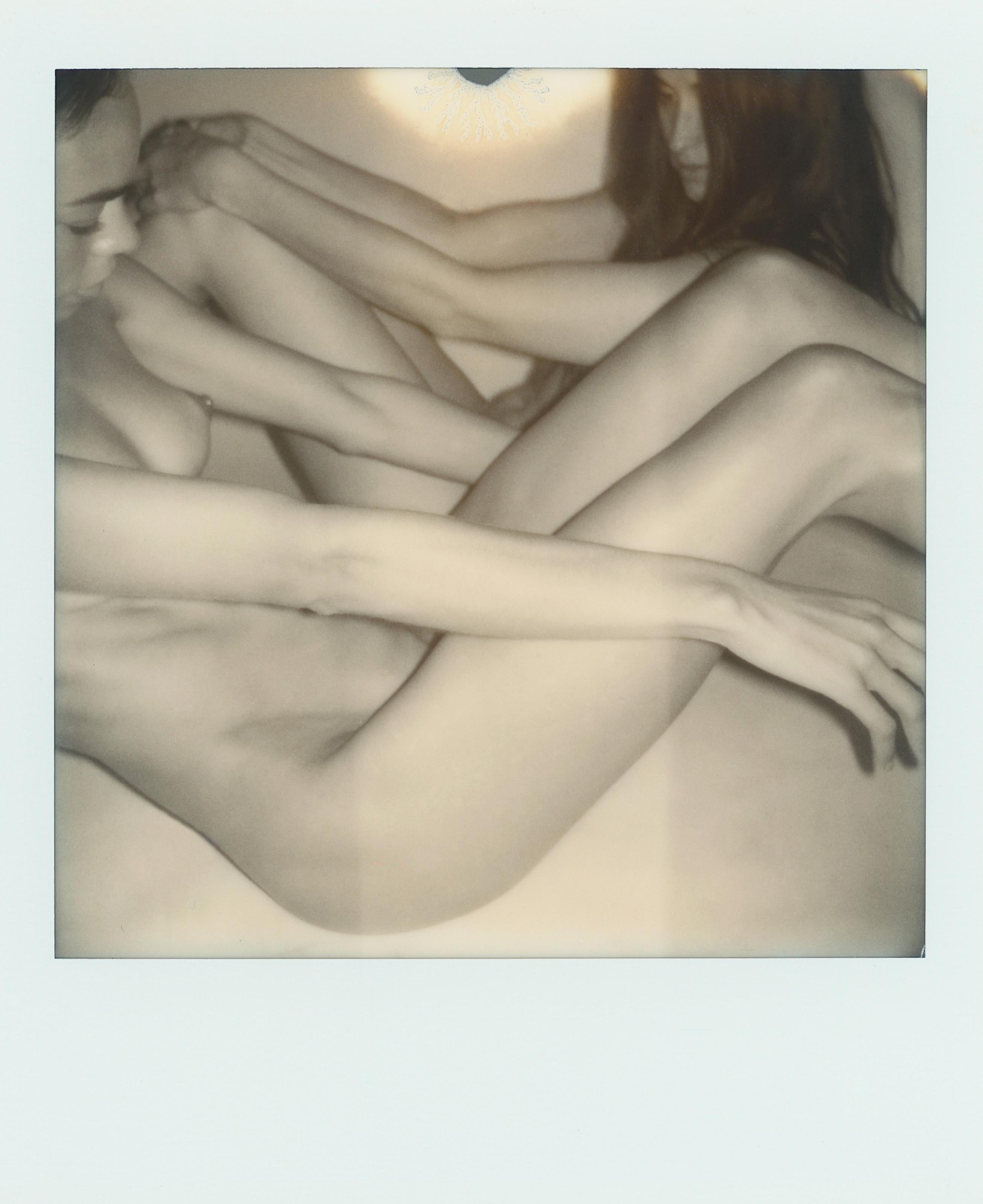 "Pola Girls 18" (FRAMED) Akt-Polaroid-Fotografie von Larsen Sotelo 

4,2" x 3,5" Zoll - einschließlich weißem Polaroidrahmen
3,1" x 3,1" Zoll - Bildfläche

Mit Kunststoffrahmen aus Acrylnitril-Butadien-Styrol (ABS)

Nummeriert und handsigniert vom