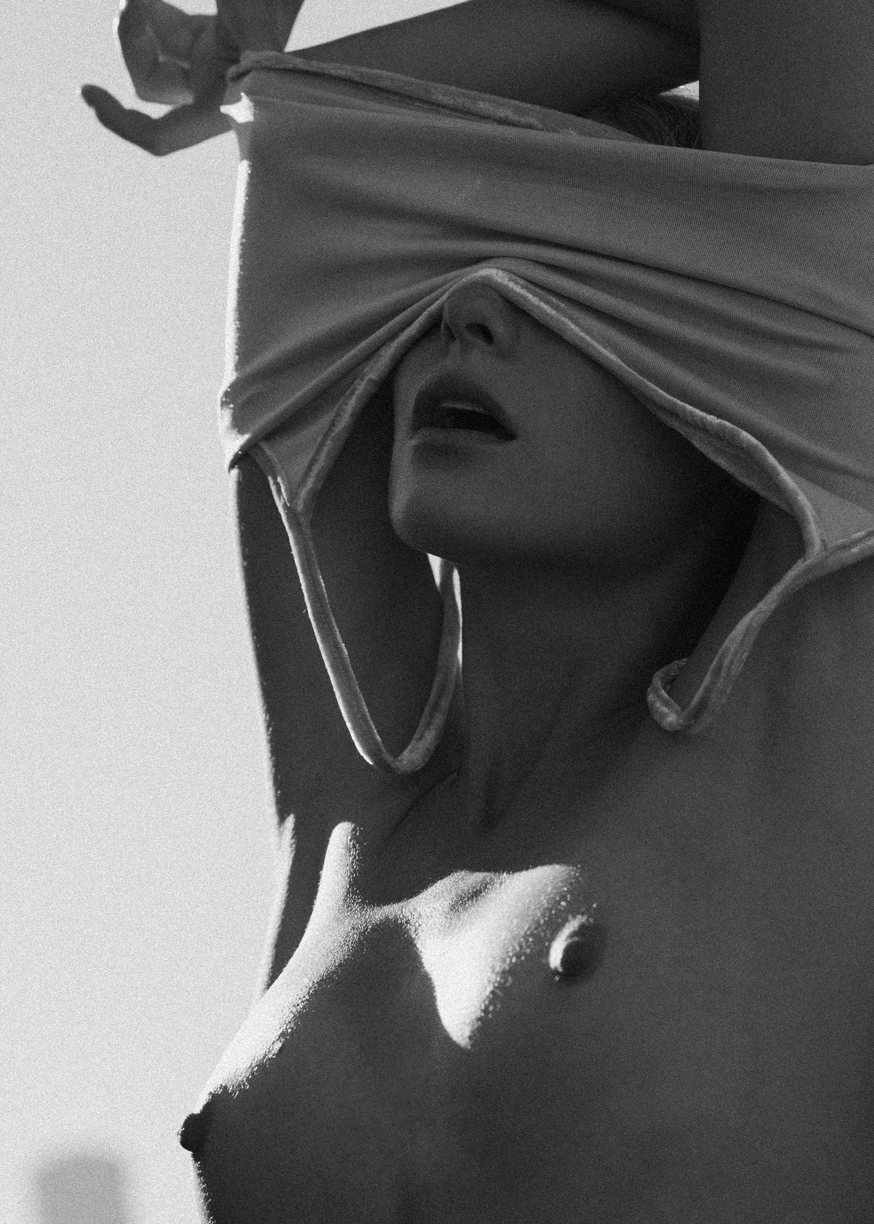 "Twisted Words" Aktfotografie 24,5" x 17,5" in Auflage 1/24 von Larsen Sotelo