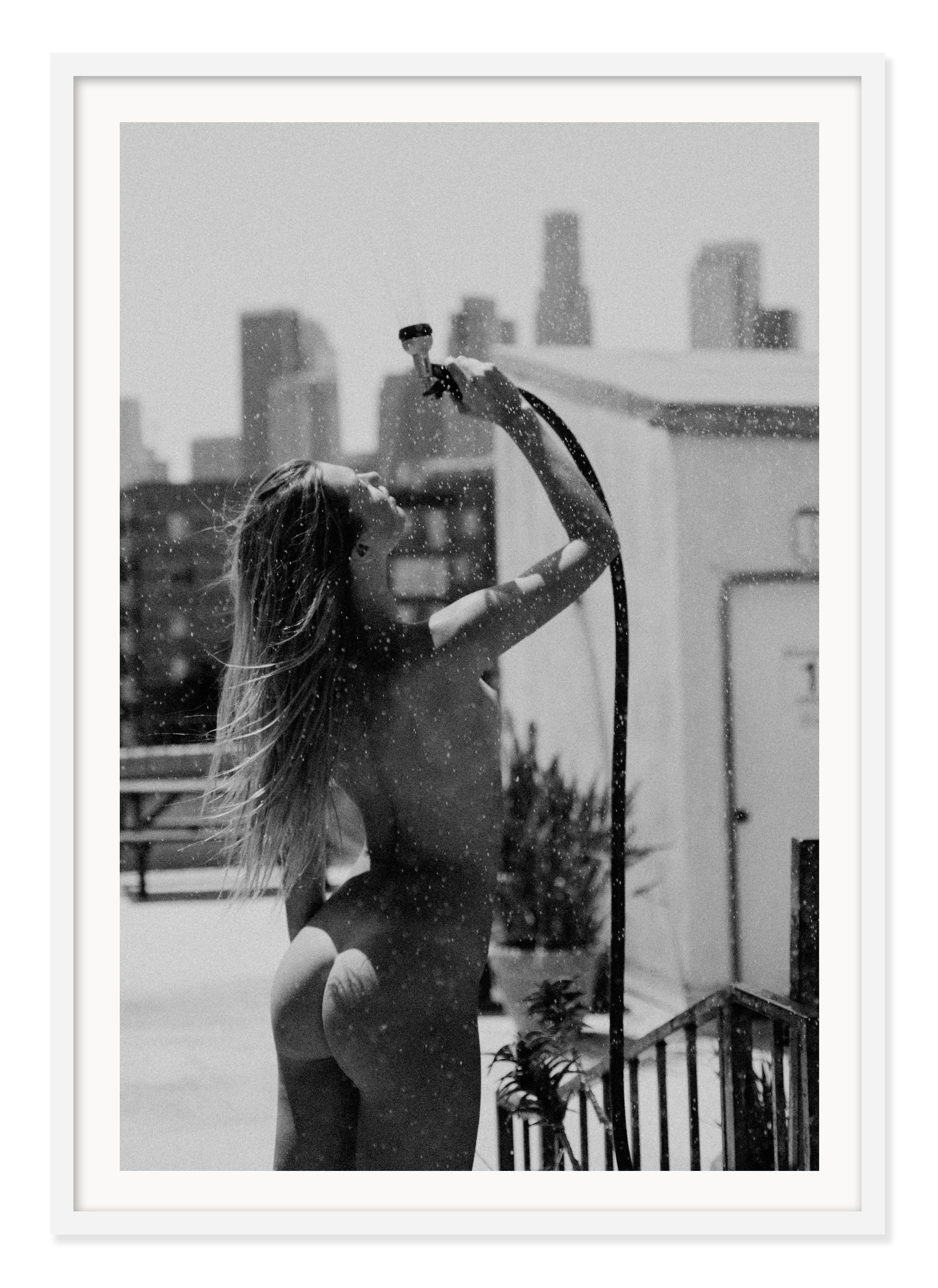 « It Never Rains in LA », photographie d'un nu de 45 po x 30 po, Ed. 1/7 de Larsen Sotelo 1