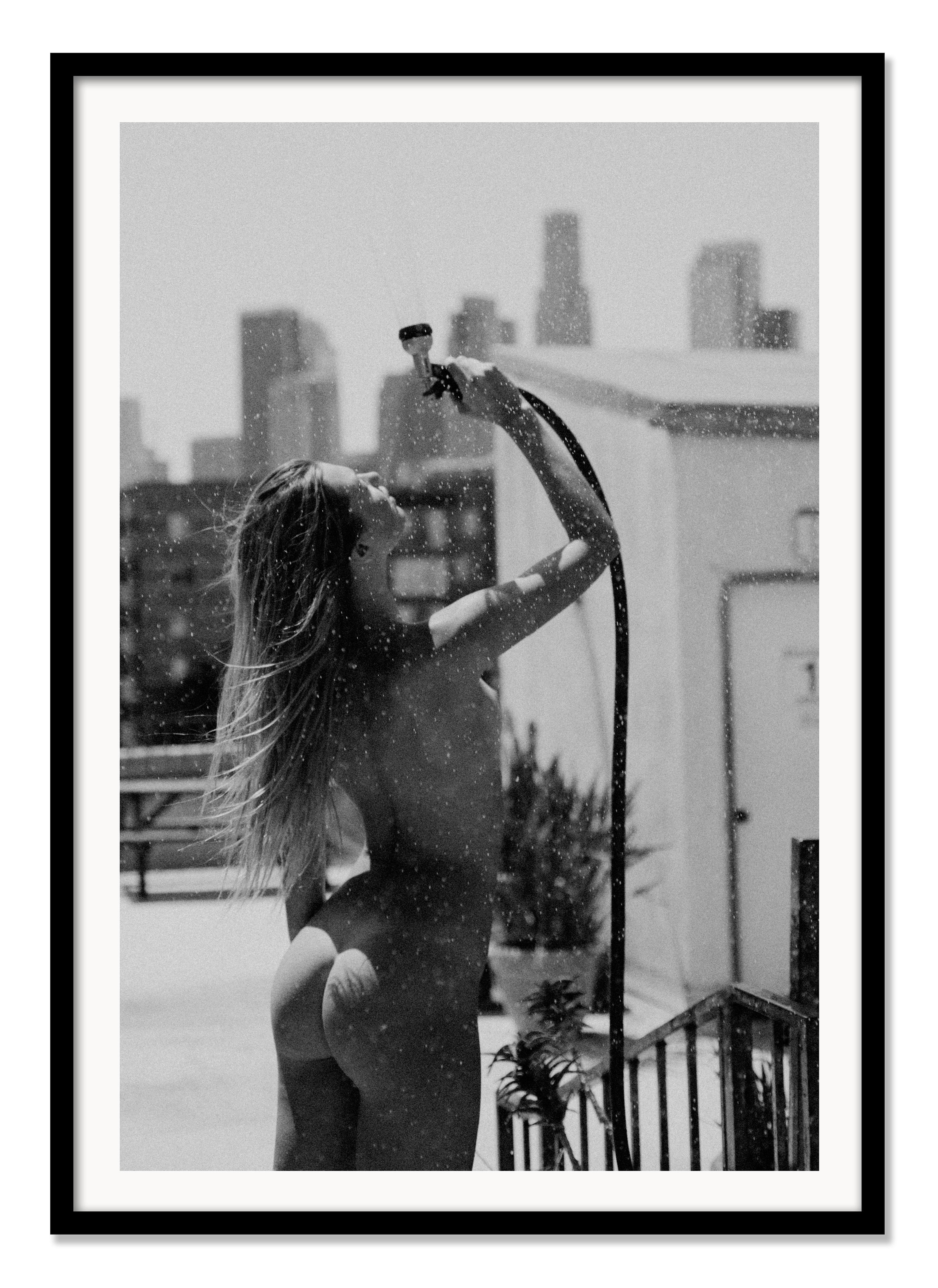 « It Never Rains in LA », photographie d'un nu de 45 po x 30 po, Ed. 1/7 de Larsen Sotelo 2
