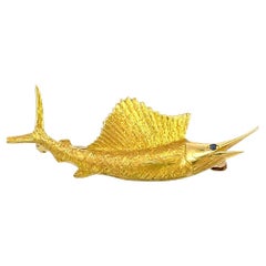 Alfiler Larter de oro amarillo de 18 quilates de los años 50 con pez espada y ojos de zafiro azul