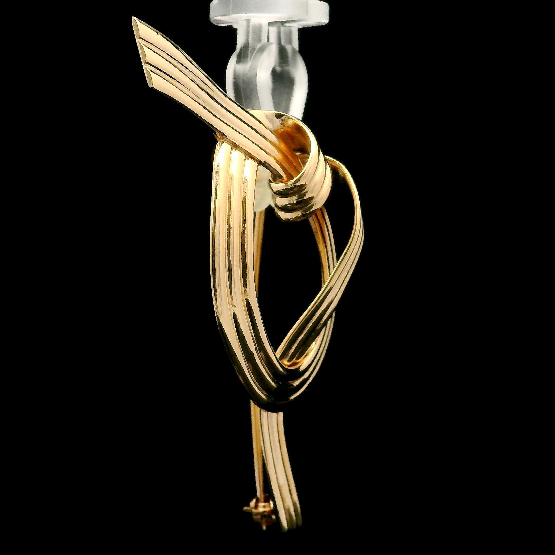 Larter & Sons Estate 14k Yellow Gold Polished Rope Knot Pin Brooch In Excellent Condition For Sale In Montclair, NJ