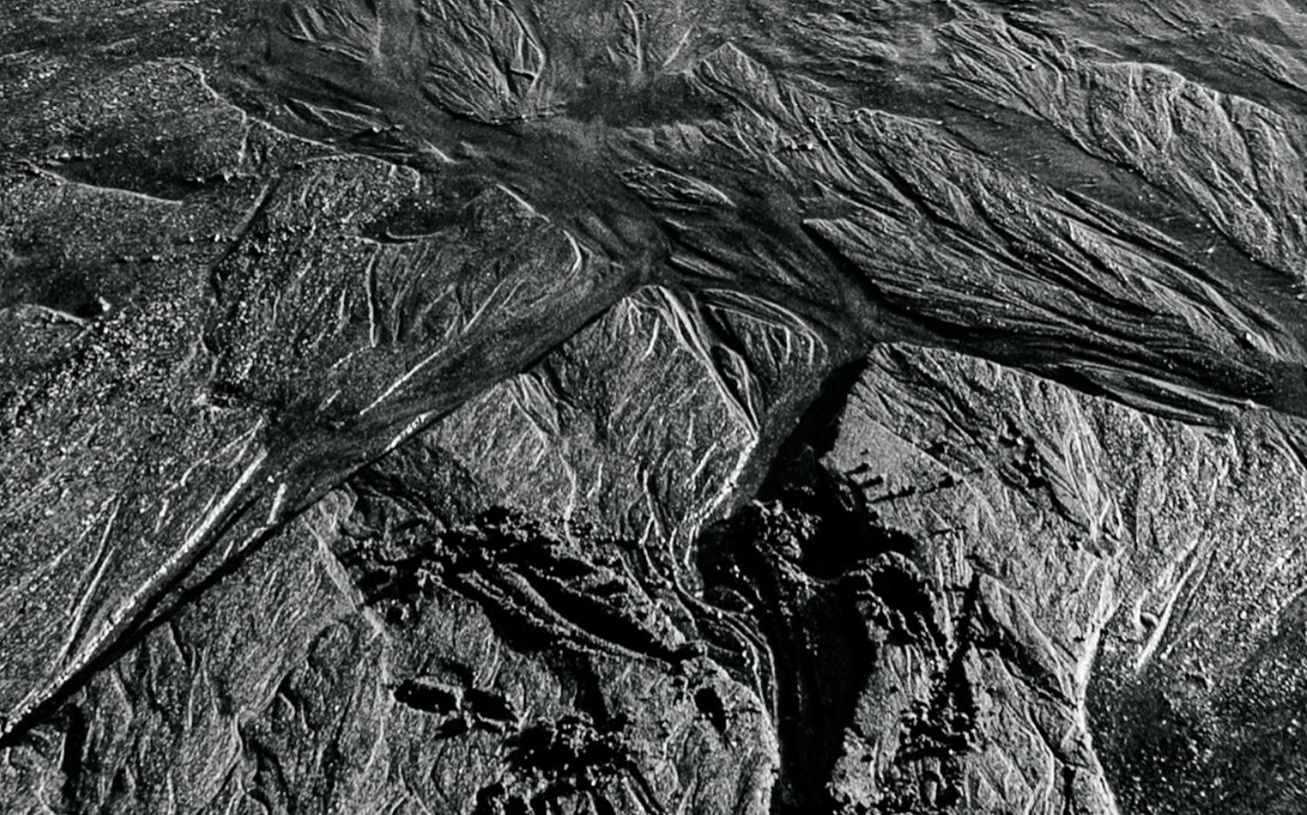 Parte della collezione The Shape of Water pubblicata dal fotografo spagnolo Cuco de Frutos. Questa fotografia originale è inquietante e ultraterrena, la forza dell'acqua è bella e imponente. Il potere dell'oceano disegna paesaggi, crea e trasforma,
