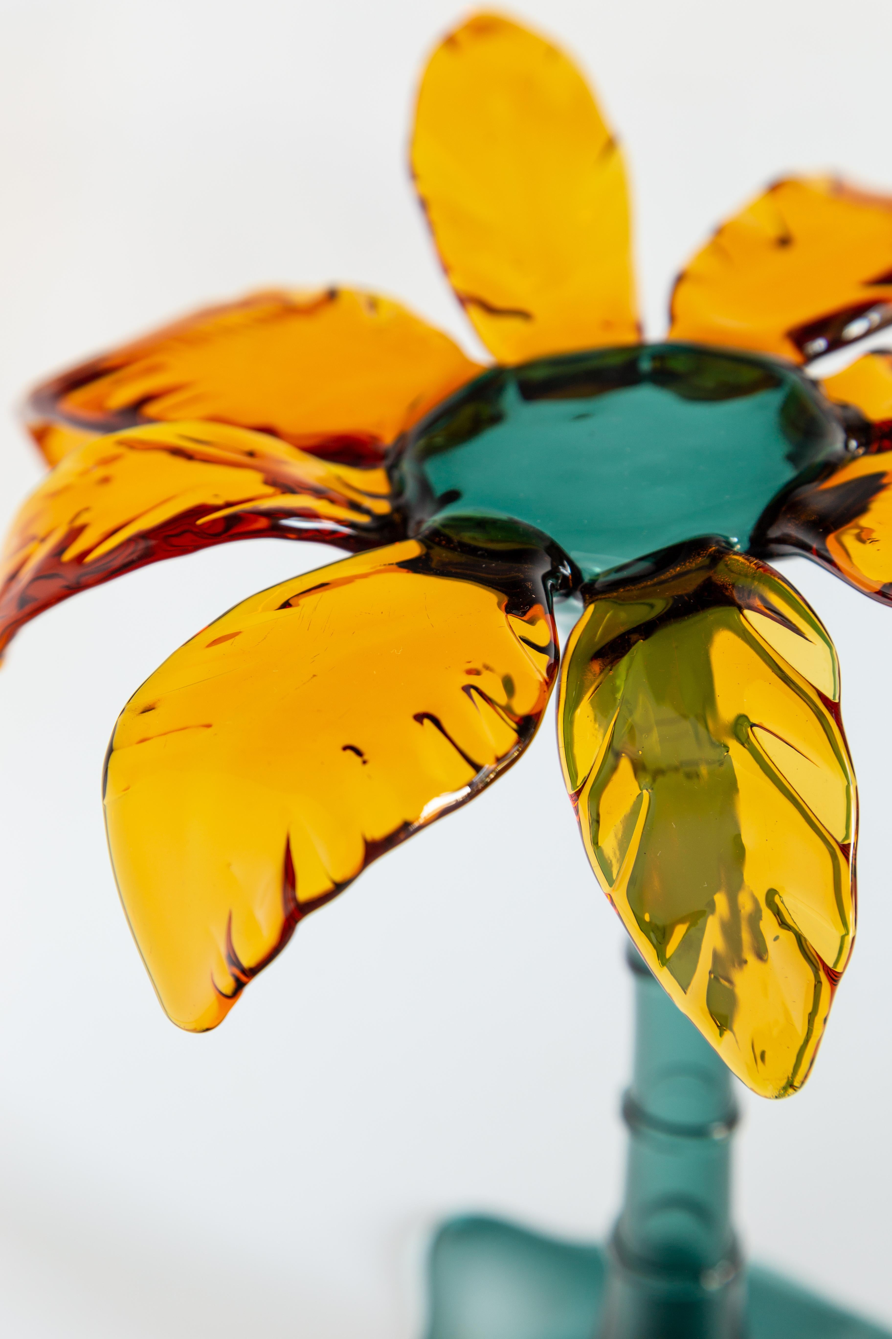 Made in Italy Gebäckständer aus geblasenem Glas in Palmenform.
Die kleine durchsichtige Handfläche hat oben eine ebene Fläche zur Aufnahme von Gebäck.
Grüne und gelbe Farbe. Entwurf von Vito Nesta.