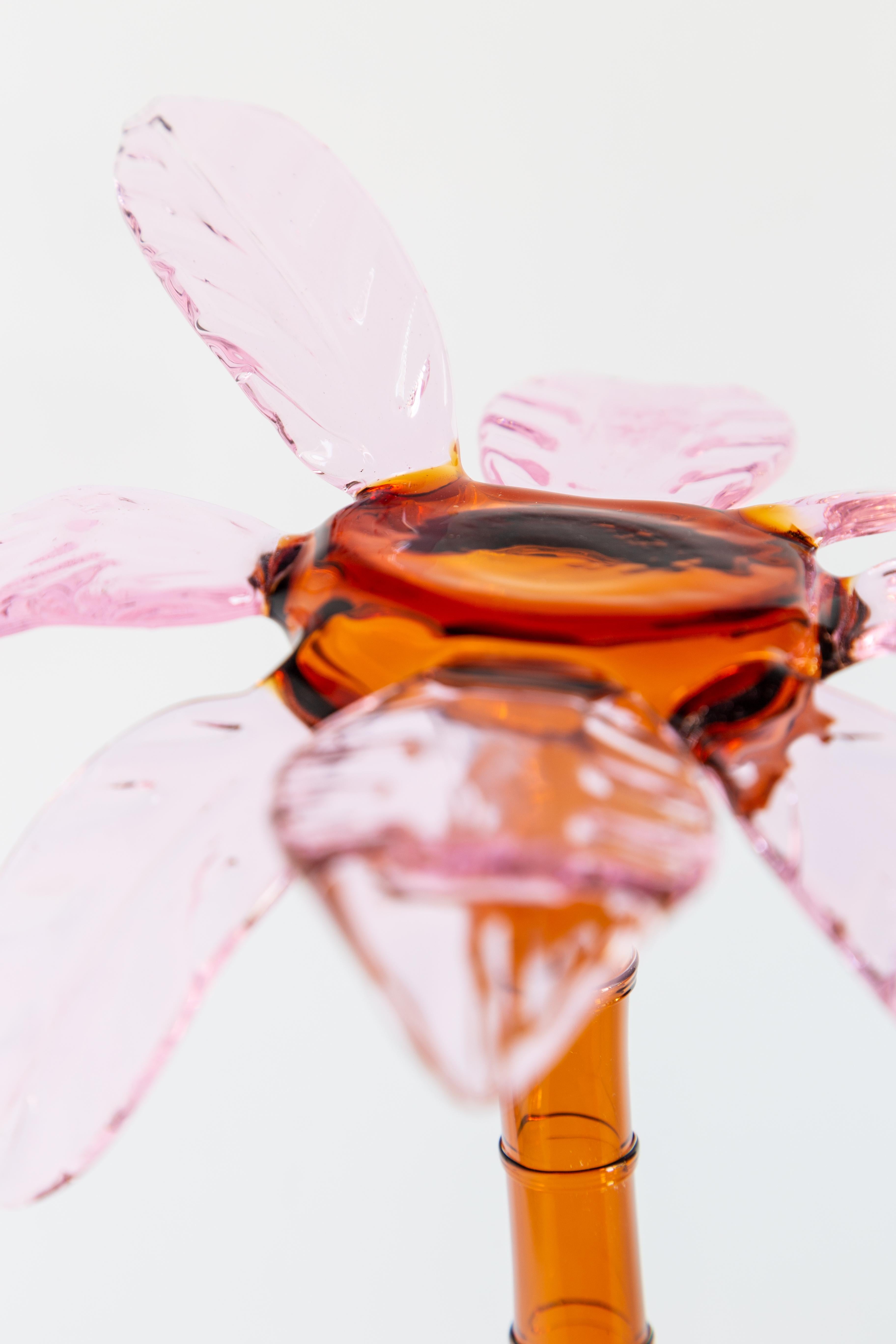 Made in Italy pastries stand made of blown glass and palm shaped.
The little transparent palm has plane space on top for pastries support.
Orange and pink color. Design by Vito Nesta.