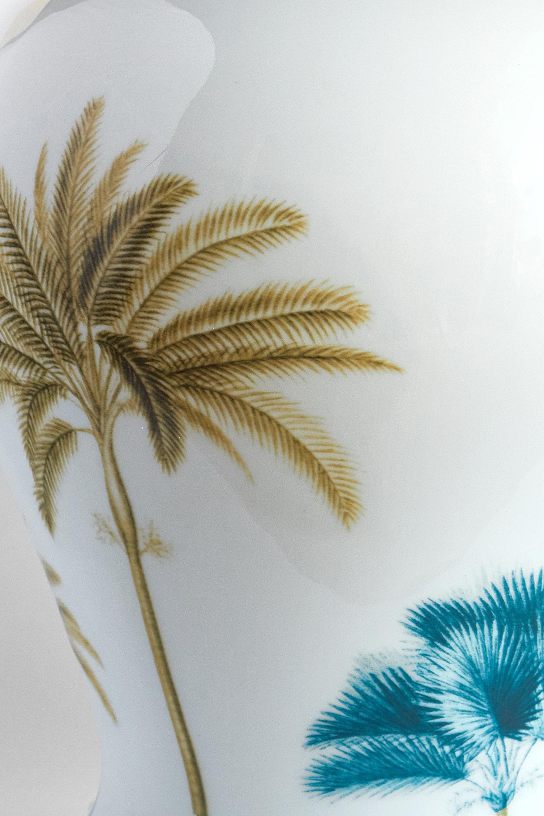 The Classic design of this porcelain vase comes back to life with retro decorations with a contemporary flavor. Teal and ocher palms intersperse around the perimeter of the precious vase.