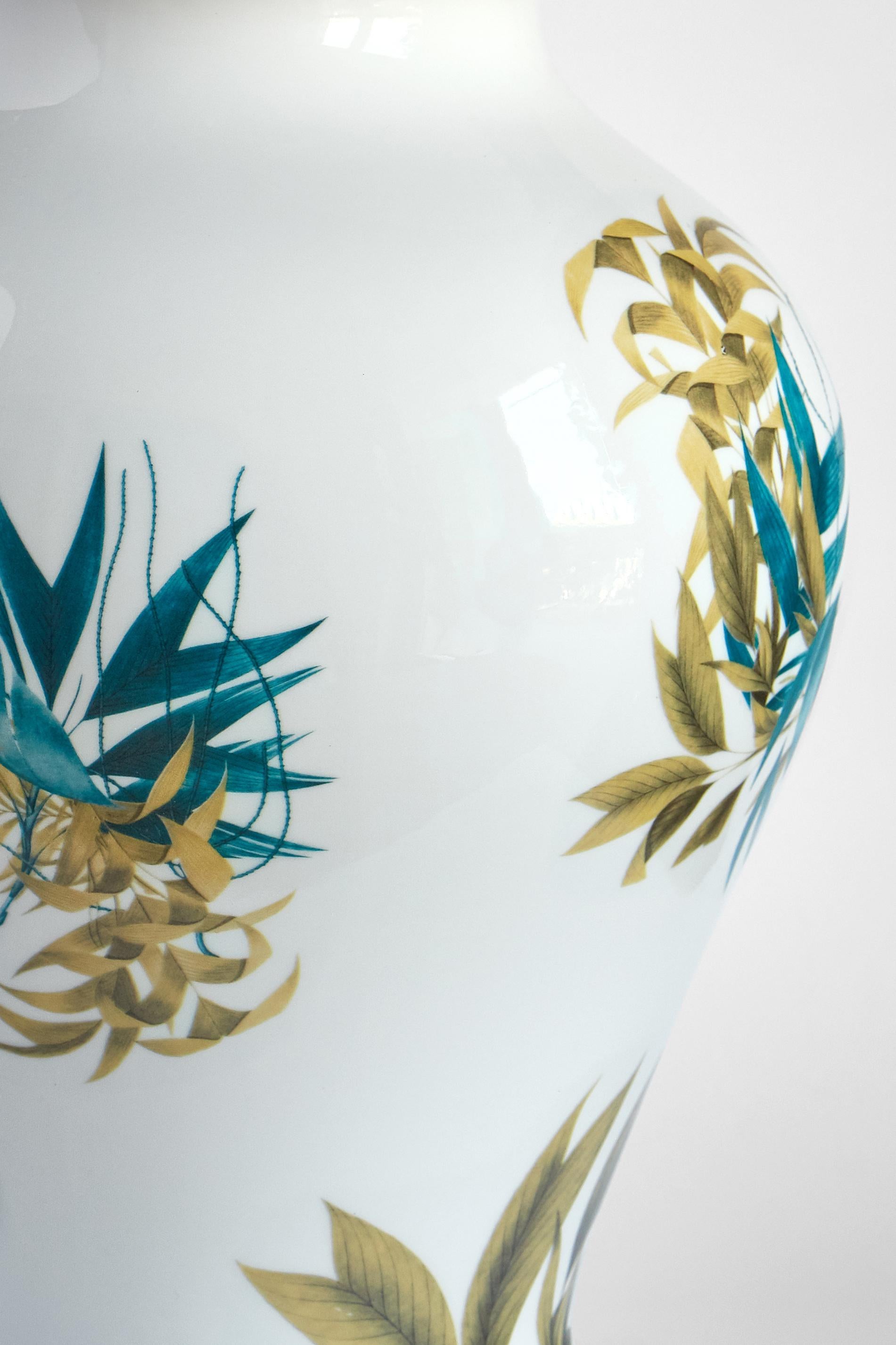 Das klassische Design dieser Porzellanvase wird durch Retro-Dekorationen mit zeitgenössischer Note wieder zum Leben erweckt. Teal und ockerfarbene Palmenblätter breiten sich auf der Oberfläche dieser kostbaren Vase aus.