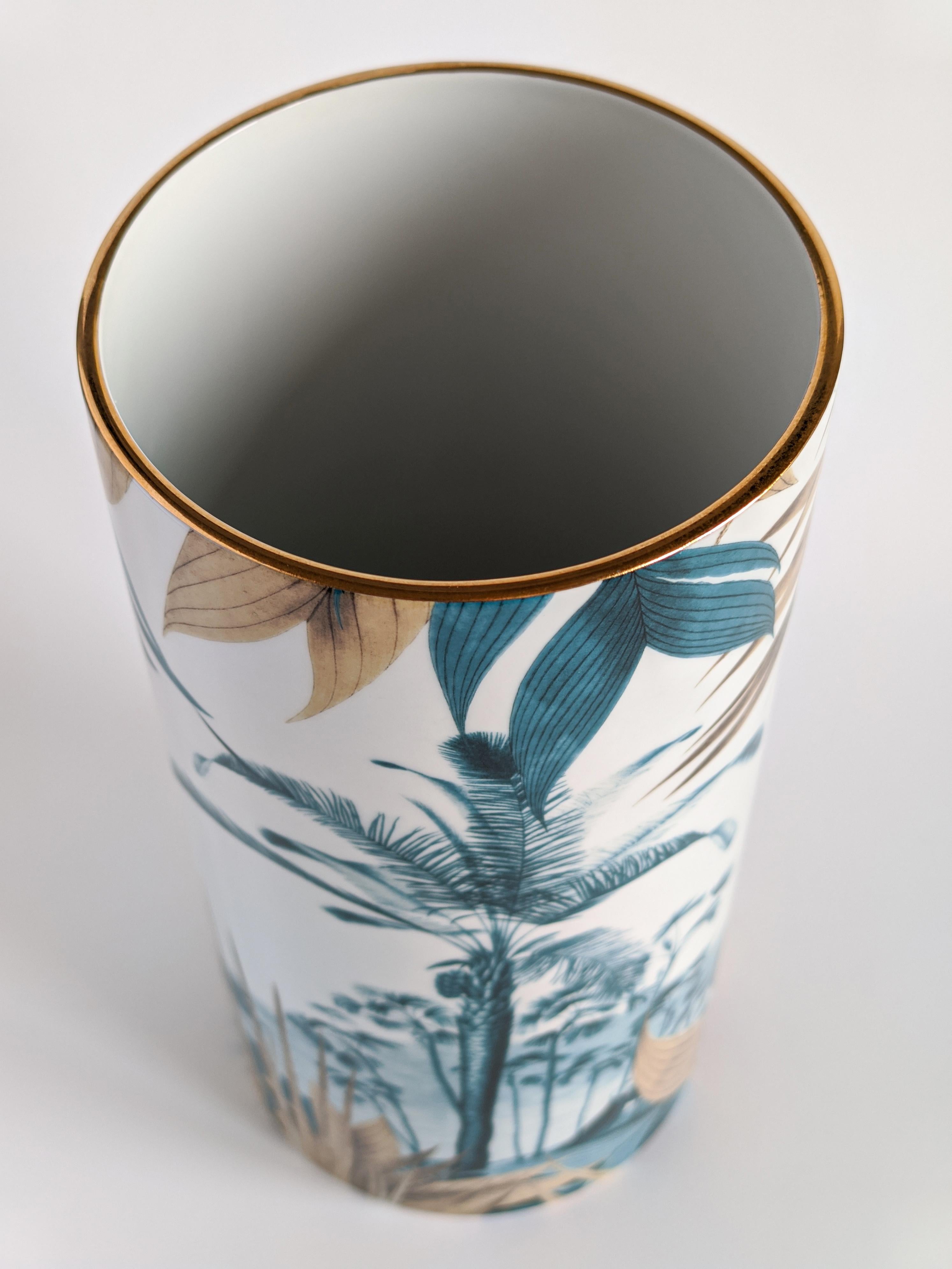 Las Palmas, Contemporary Porcelain Vase with Decorative Design by Vito Nesta In New Condition For Sale In Milano, Lombardia