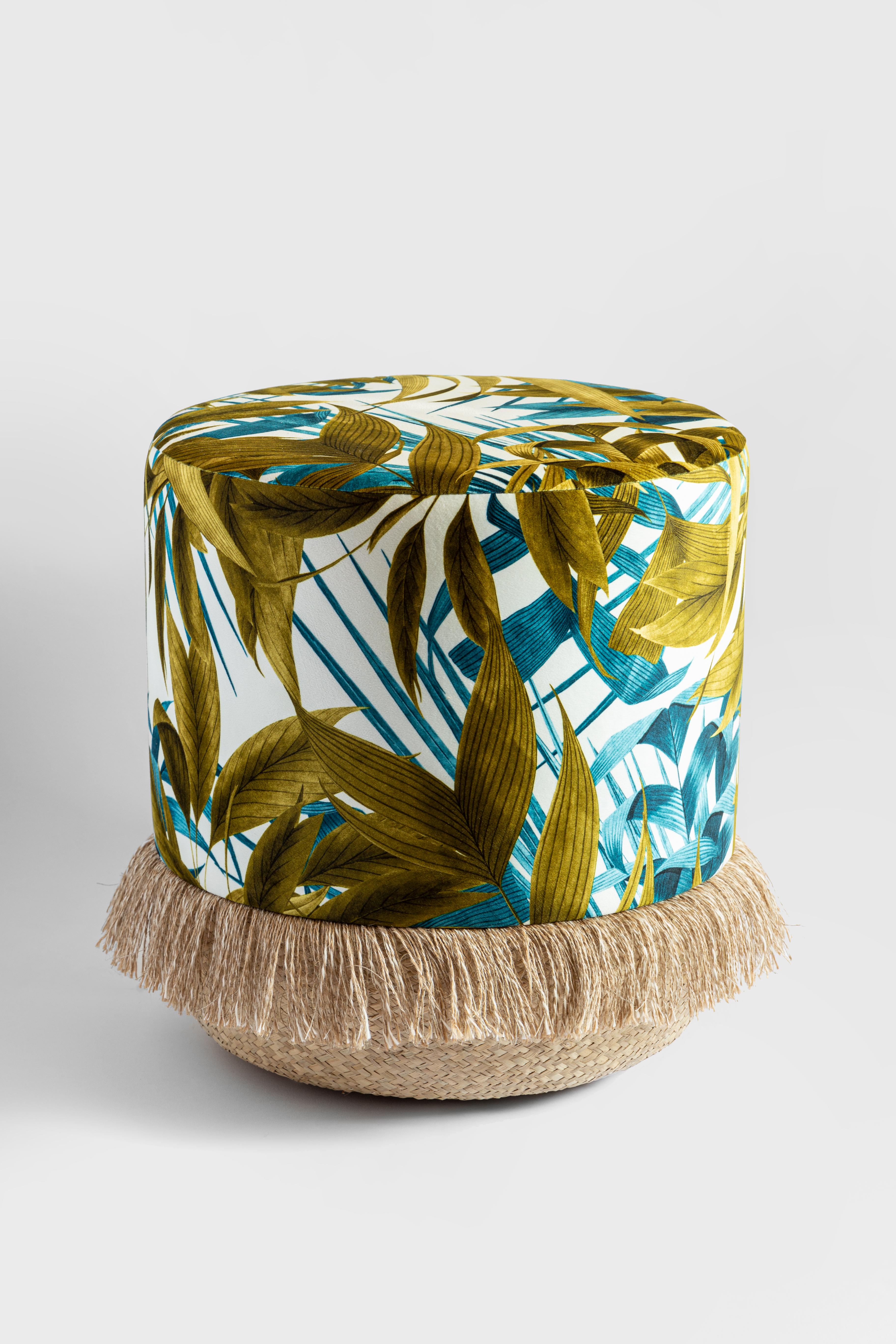 Pouf handmade by Italian expert craftsmen. High quality straw base and printed velvet covering.
The blue and ocher palm leaves completely envelop the surface of the pouf.