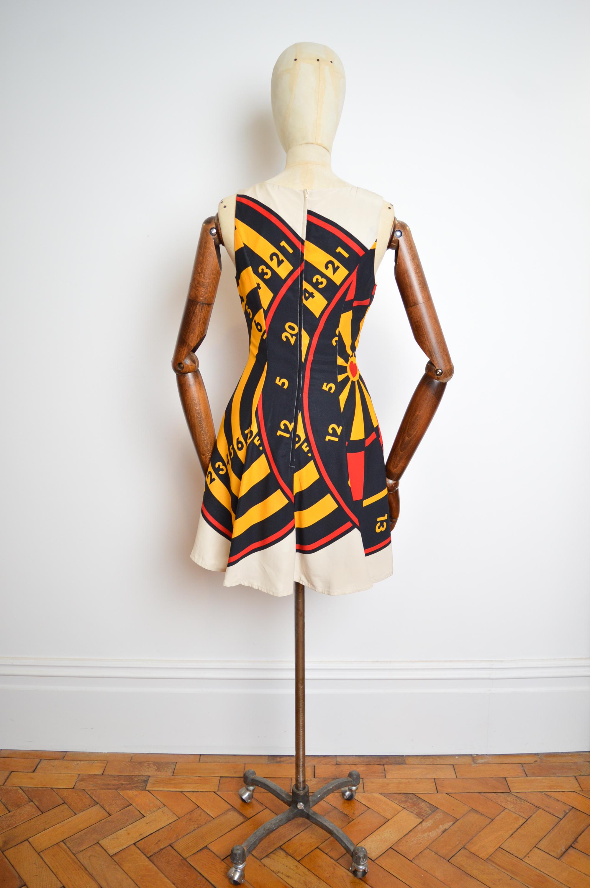 Moschino Cheap and Chic, stampa a freccette della roulette anni '90, mini abito a turni di Vega in vendita 5