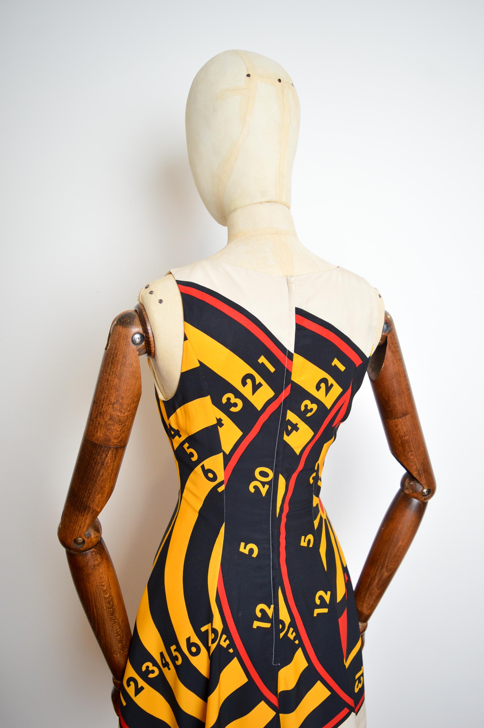 Moschino Cheap and Chic, stampa a freccette della roulette anni '90, mini abito a turni di Vega in vendita 6