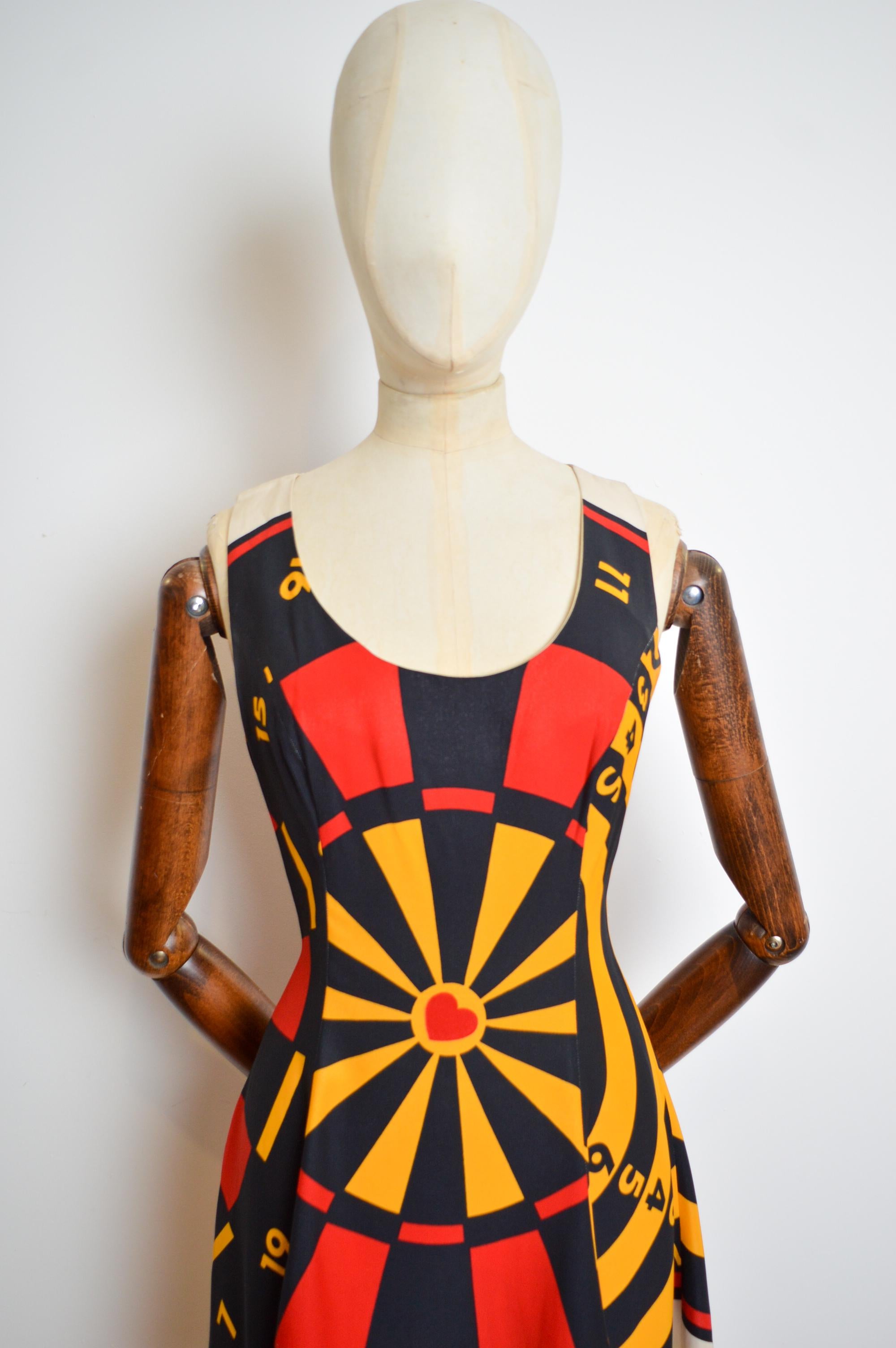 Moschino Cheap and Chic, stampa a freccette della roulette anni '90, mini abito a turni di Vega in vendita 7