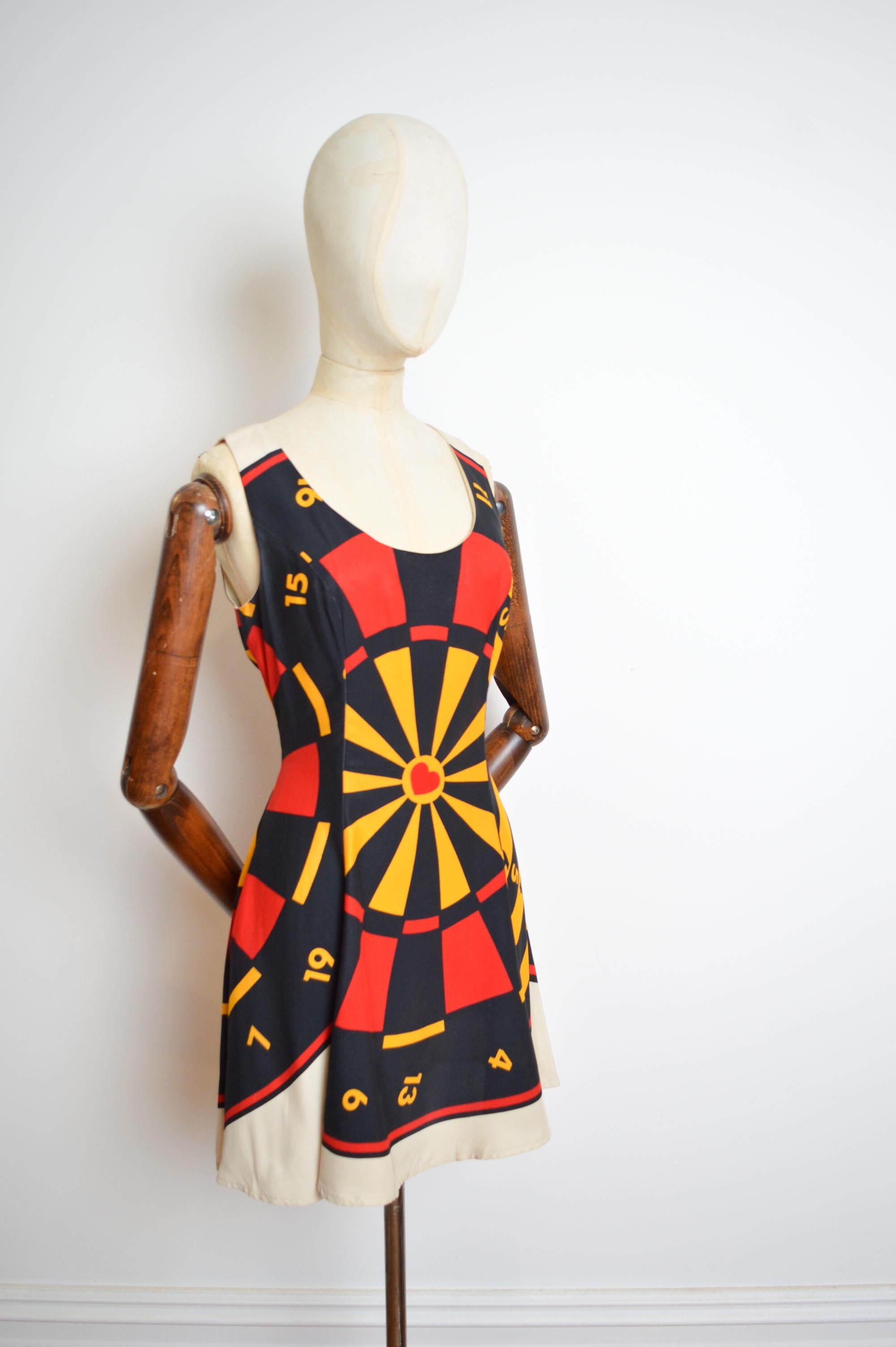 Moschino Cheap and Chic, stampa a freccette della roulette anni '90, mini abito a turni di Vega In condizioni buone in vendita a Sheffield, GB
