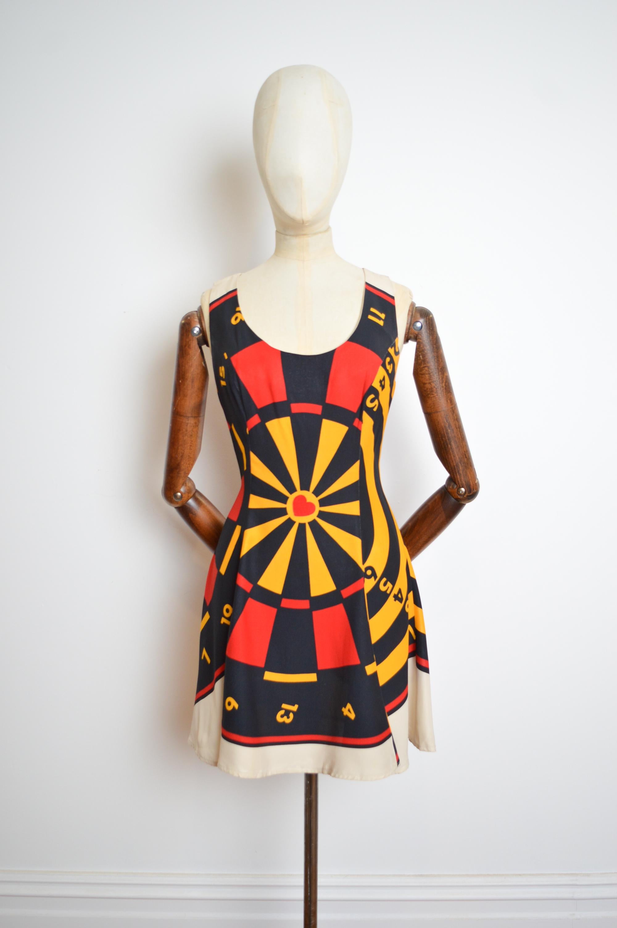 Moschino Cheap and Chic, stampa a freccette della roulette anni '90, mini abito a turni di Vega in vendita 1
