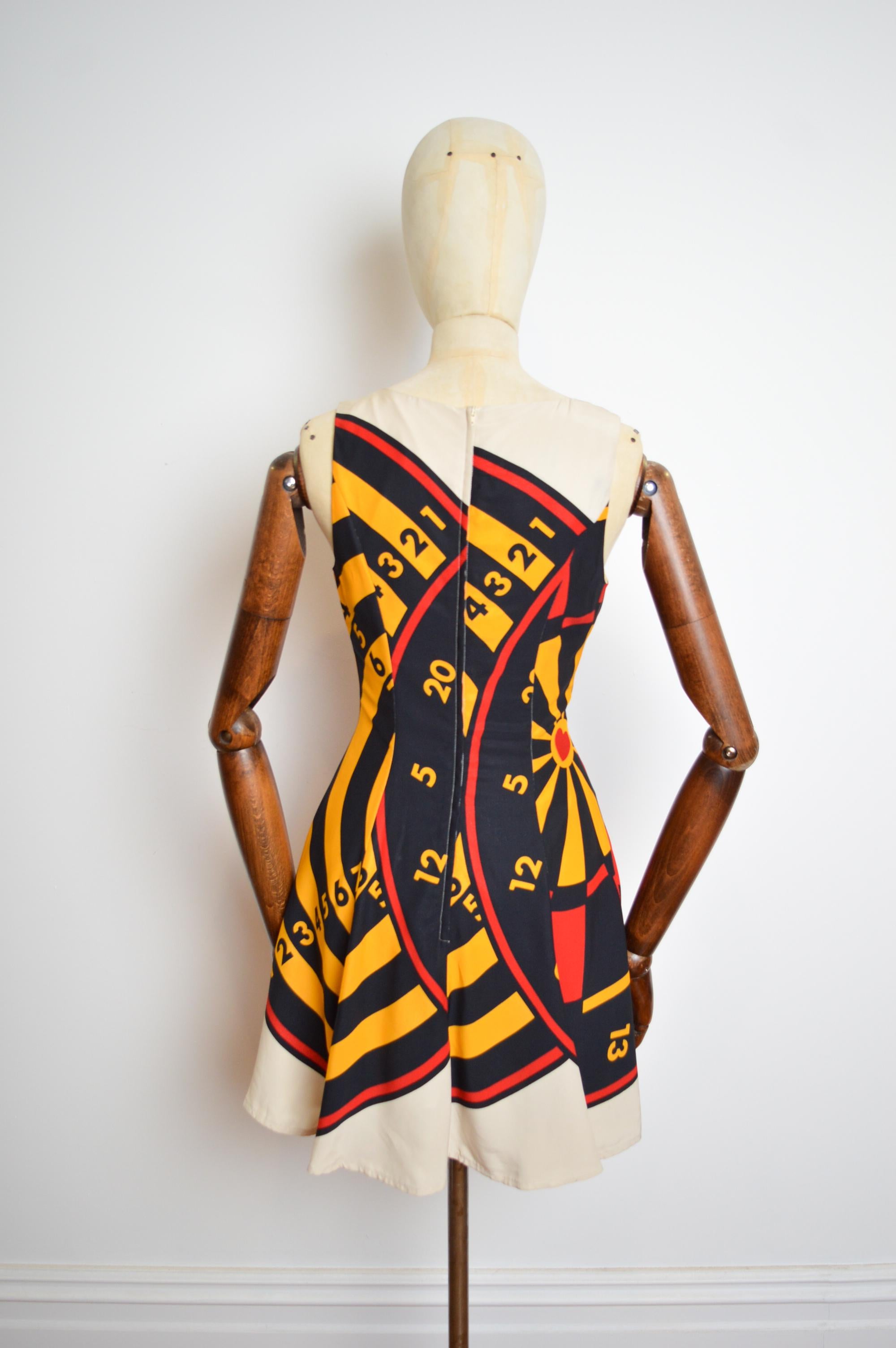 Moschino Cheap and Chic, stampa a freccette della roulette anni '90, mini abito a turni di Vega in vendita 2