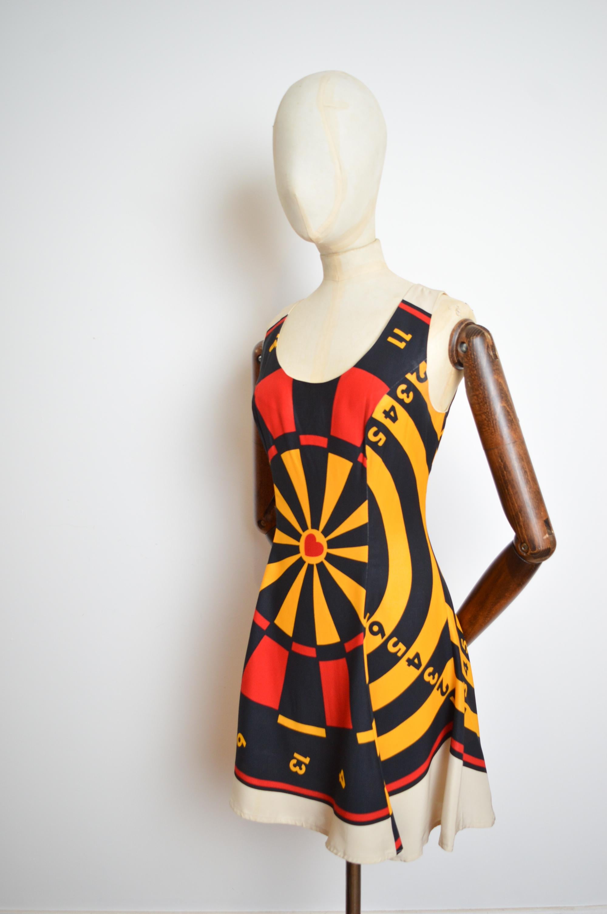 Moschino Cheap and Chic, stampa a freccette della roulette anni '90, mini abito a turni di Vega in vendita 3