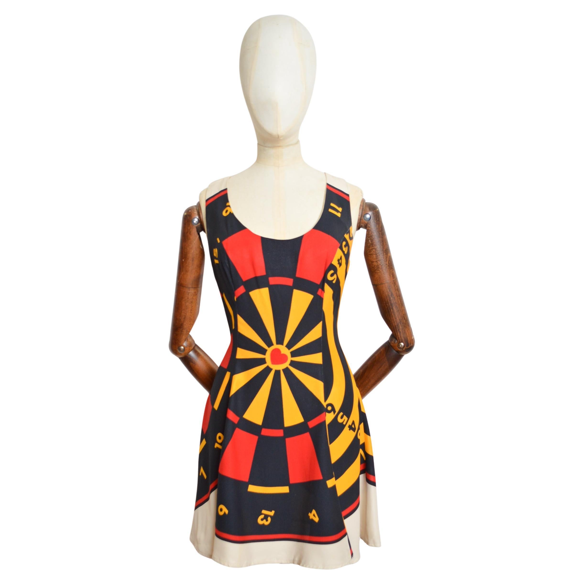 Moschino Cheap and Chic, stampa a freccette della roulette anni '90, mini abito a turni di Vega in vendita