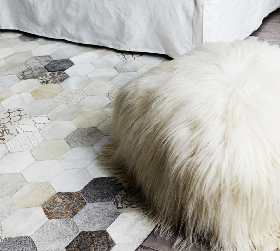 Laser Burn gemusterter Atomo Grau und Creme Rindsleder Fläche Bodenteppich X-groß (Art déco) im Angebot