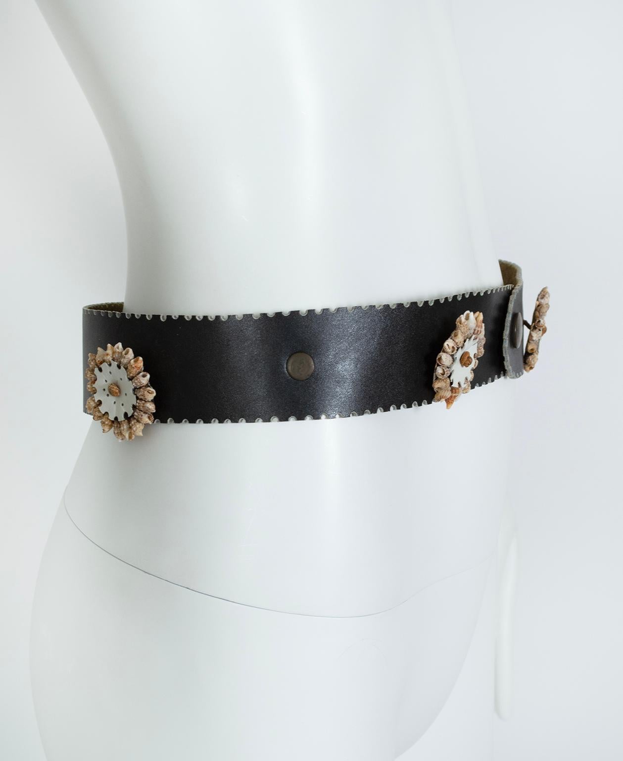 Laser Cut Black-Brown Leather Boho Seashell Medallion Novelty Belt – S-M, 1970s In Good Condition For Sale In Tucson, AZ